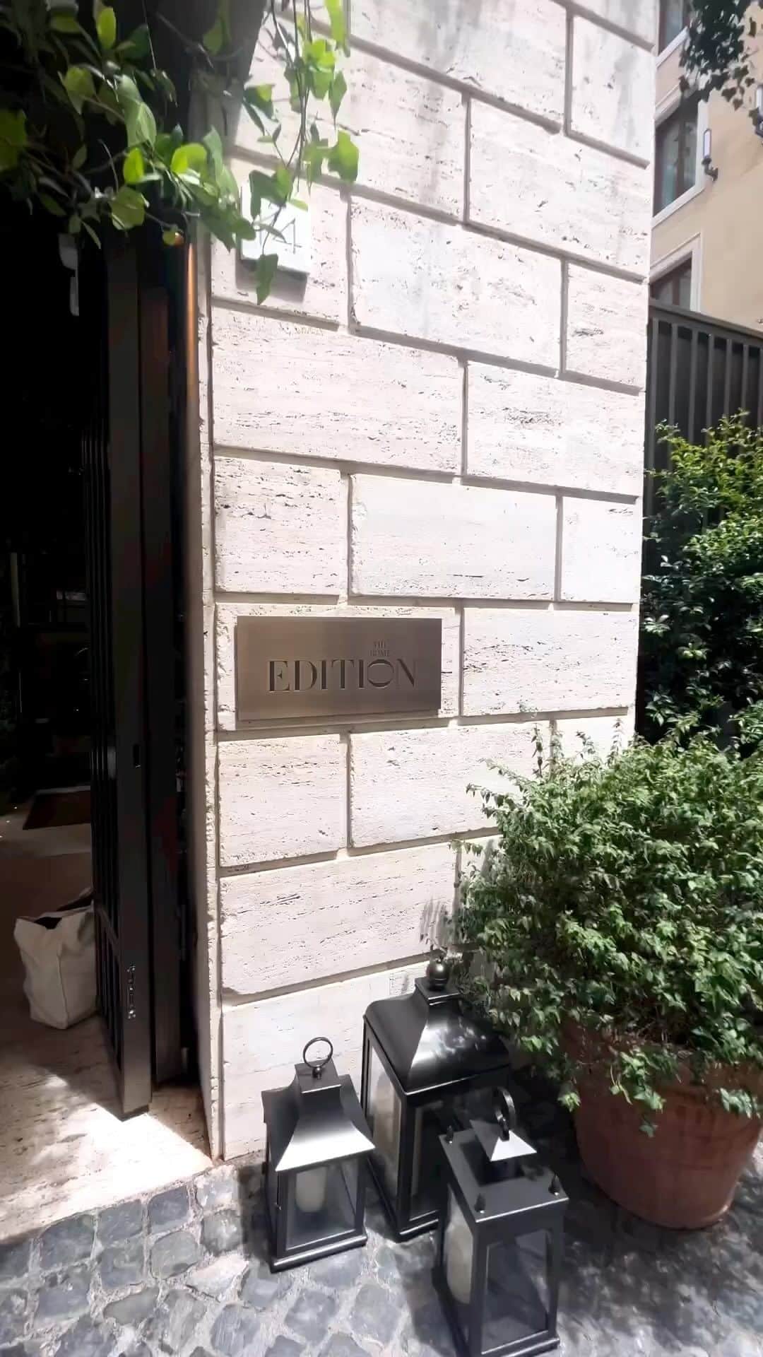 The Cool Hunterのインスタグラム：「Our second downtown Rome city hotel stay is @editionrome, the first Italian property of the global Editions chain. It features 91 rooms in a restored building designed in the 1920s by revisionist starchitects Marcello Piacentini and Cesare Pascoletto. We love the gorgeous, lush inner courtyard and the beautiful designed suites with a large bath and a separate lounge room. Yet to experience the soon-to-open huge gym and rooftop pool. The views from the rooftop pool will be spectacular. #thecoolhunter #editionrome」
