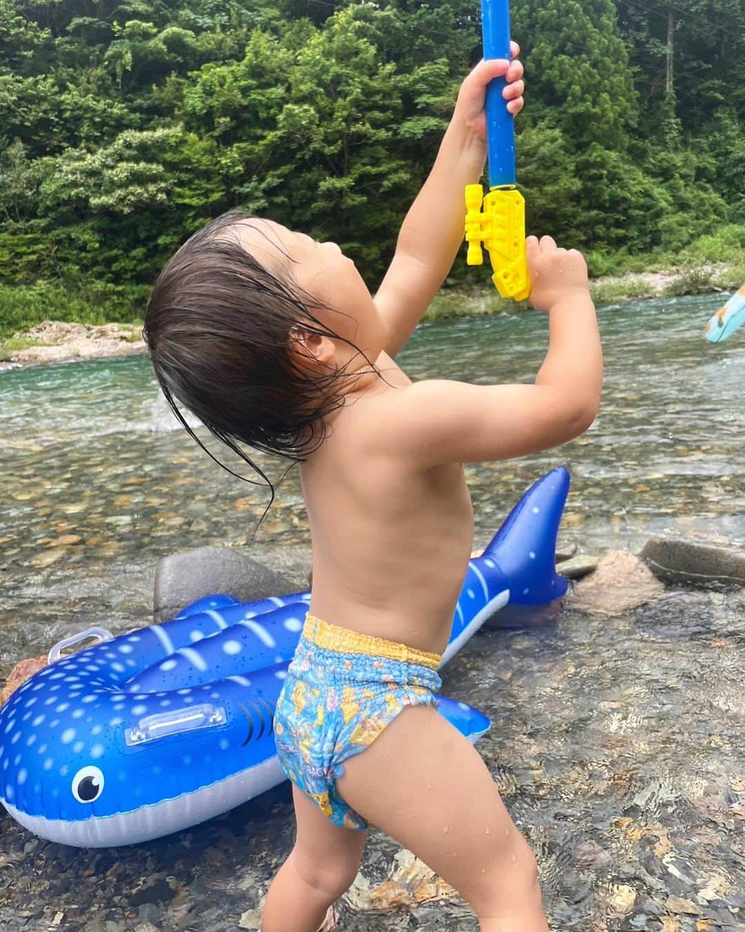 岸野里香のインスタグラム：「川遊びとBBQ🍖🐟🛶」