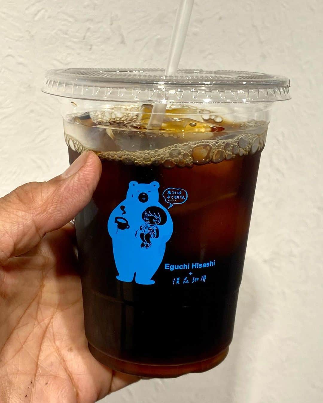 江口寿史のインスタグラム：「会期中販売する横森珈琲×江口寿史コラボのKOTOBUKIブレンドアイスコーヒー。さっそく飲んでみたし。780円。え、高い？「あついよ、よこもりくん」ポストカード付きなので。カップもカワイイので。」