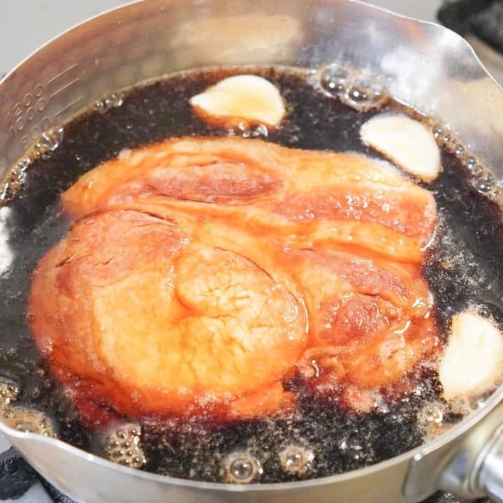 メシ通さんのインスタグラム写真 - (メシ通Instagram)「メシ通的トロトロ豚かたまり肉  よし、今週末は豚かたまり肉を煮よう しかもコーラで煮よう 炭酸で柔らかくなるらしいし、 スパイスで複雑な美味しさが醸されるらしい  コーラとにんにく、しょうゆだけで豚のかたまり肉をトロトロに煮る【オトコ中村の面倒で楽しい休日メシ】https://www.hotpepper.jp/mesitsu/entry/otoko-nakamura/2023-00847  #メシ通 #mesitsu #豚肉のコーラ煮 #豚肉 #コーラ #にんにく #しょうゆ #かいわれ大根 #豚ロース #豚モモ #豚バラ #豚ブロック肉 #豚かたまり肉 #初心者さん #ランチ #ディナー #家飲み #ビール #ハイボール #ワイン #おうちごはん #自炊 #レシピ #オトコ中村 #レシピブログ」7月11日 16時57分 - mesitsu