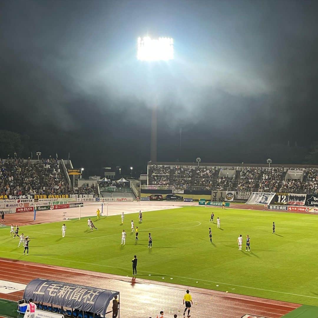 武藤乃子のインスタグラム：「⚽️ 群馬 2-0 大宮 +3💪  ザスパ、9試合ぶりの勝利！ その間に負けはなし！  急な雨もあり、ムシムシとタフな試合となりましたが、待ち望んだ勝ち点3が次へと繋がる大きな勝利になるといいな。  ハーフタイムの花火も豪華でした！！  #ザスパクサツ群馬  #大宮アルディージャ #Jリーグ #J2 #サッカー観戦  #取材」