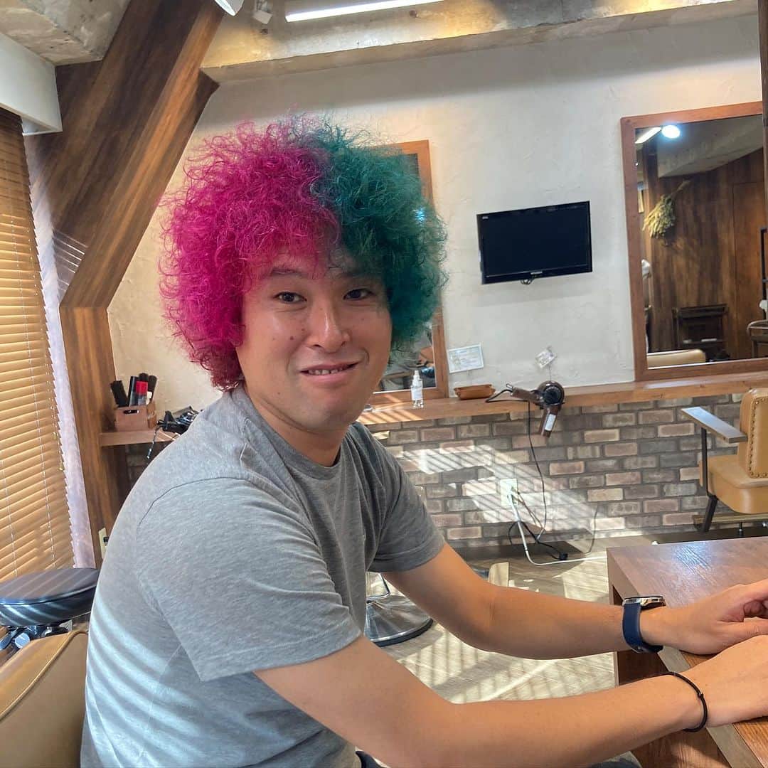 てっぺいのインスタグラム：「美容院で奇抜な色の人いるなーって思ったらモックンだったw 明日からニューヨーク行くらしい！有名になってきてねー！」