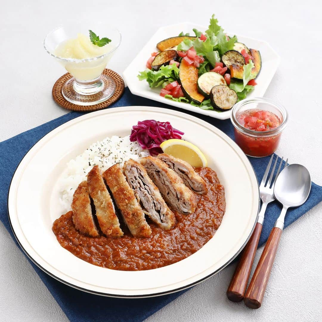 ABC Cooking Studioのインスタグラム：「\来月の１dayレッスンをご紹介/  【夏にぴったり！ミルフィーユポークカツカレーを作ろう！】 少ない油でも揚げたようなジューシーな仕上がりのミルフィーユポークカツをのせた、夏にぴったりなカレーをご紹介！カレーはS&B赤缶カレーパウダールウを使用し、手軽においしく作ります。サラダ、デザートではスパイス＆ハーブの活用術をご紹介します。 ●メニュー：ミルフィーユポークカツカレー、トマトドレッシングのグリル野菜サラダ、ソルティグレープフルーツゼリー  開催：2023年8月末日まで 協賛：エスビー食品株式会社  詳細・予約は詳細・予約は「ABC　1dayレッスン」で検索！　 ご予約お待ちしております♪♪♪  ABC Cooking Studioでは「食」でおうち時間を応援するコンテンツをたくさんご紹介しています！詳細はプロフィールから↓ @abccookingofficial  #abcクッキング #abcクッキングスタジオ #料理教室 #赤缶 #カレー粉 #スパイス」