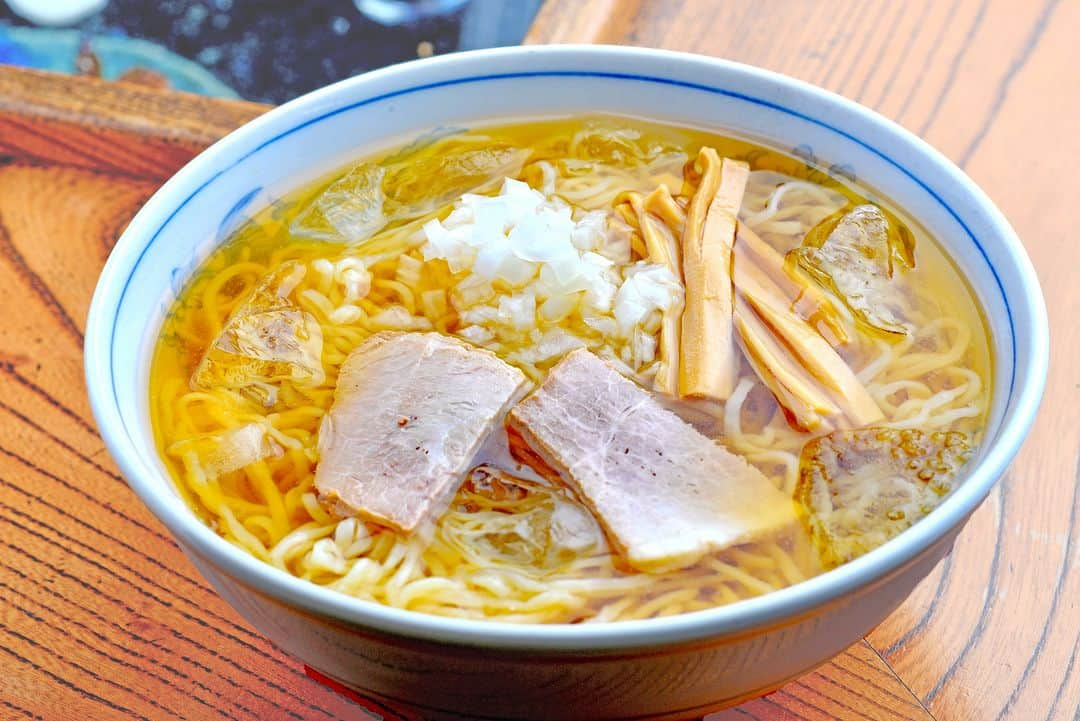 福島県さんのインスタグラム写真 - (福島県Instagram)「【今日はラーメンの日】  7と11の7をレンゲに、11を箸に見立てたことや、日本でラーメンを最初に食べたといわれる水戸黄門（徳川光圀公）の誕生日からラーメンの日と制定されました。  今回は会津坂下町で70年以上前から愛されているソウルフード「冷やしラーメン」をご紹介します。冷やしラーメンはその名の通り麺もスープもひんやりしたラーメンで、氷入りで提供されます。  お店によって麺やスープ、具材、こだわりも異なるので、お腹に余裕があれば食べ比べをしてみてはいかがでしょうか。  地元で長く愛されている、夏にぴったりの一品をぜひ味わってみてくださいね。  #冷やしラーメン #ラーメンの日 #ご当地グルメ #会津 #会津坂下町 #福島県 #aizubangetown #fukushima #RealizeFukushima #NotADreamFukushima #ひとつひとつ実現するふくしま」7月11日 17時00分 - realize_fukushima