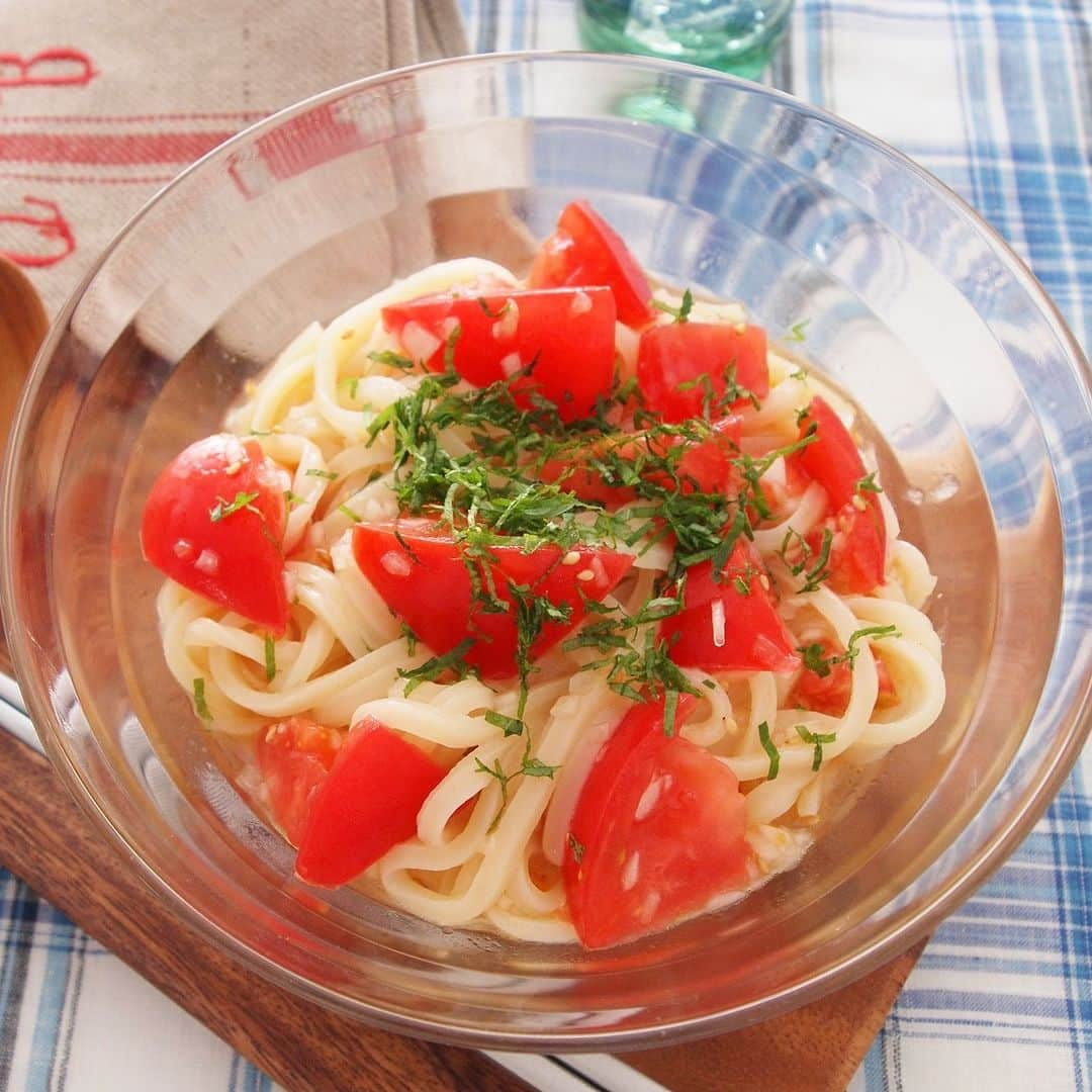 テーブルマークのインスタグラム：「. レンジで簡単！夏うどん⛱️ 【トマオニサラダうどん】 . この夏、定番にしたいおいしさ🍅 ひんやり冷やしたトマトでどうぞ🍽️💓 . ▼材料（１人分） ❁冷凍「稲庭風うどん」：１玉 ❁トマト（乱切り）：１個（約120g） ❁大葉（刻む）：１～２枚 ［A］ ❁玉ねぎ（みじん切り）：50g ❁砂糖：小さじ1/3～1/2 ❁酢：小さじ２ ❁薄口しょうゆ：小さじ２ ❁オリーブ油：小さじ２ ❁白炒りごま：小さじ１ . ▼下準備 ・冷凍「稲庭風うどん」はレンジで加熱し、 　冷水でしめて水気を切っておく . ▼作り方 ①［A］を混ぜ合わせてドレッシングを作る . ②トマトと①を和え、うどんを合わせてよくからめる . ③器に盛り付け、大葉をちらして召し上がれ . #うどん #udon #冷凍うどん #稲庭風うどん #うどん部 #うどん好き #レシピ #おうちごはん #簡単レシピ #うどんレシピ #アレンジレシピ #今日のごはん #ランチ #ランチメニュー #夕食 #晩御飯 #晩ご飯 #晩ごはん #TableMark #テーブルマーク #サラダうどん #トマト #大葉  #夏うどん #夏 #夏レシピ #夏メニュー」