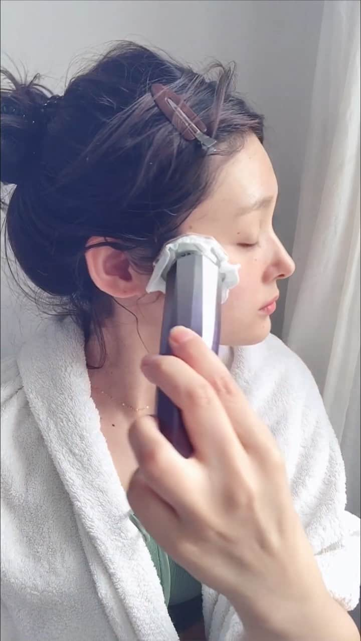 石川琴允のインスタグラム：「▶New skin care item. : : いつも高評価の @anlan_official_japan 。 スチーマーは去年からずっと愛用でございます。 : 夏のスキンケアに新しく美顔器をお招きしました🌻 : 今朝もこの美顔器でフルコースケアしてたの🤍全部で25分くらいでできるよ✺ : : ANLANオーロラRF温冷美顔器 : ほしい機能はこれ一つに全て揃ってますw : ･クレンジング ･毛穴ケア ･保湿 ･ひきしめ ･リフトアップ ･エイジングケア だから選びました🤍 : 1台で完結してほしいもん。 : : Clean mode（毛穴クレンジング） Moist （保湿ケア） Cool（毛穴引き締め） Firm （エイジングケア） Lift （リフトアップ） : ずっと気になってた毛穴のクレンジング。家でできるなんて嬉しい✨ コットンについた汚れをみて感動よ🤍 : : 夏は毛穴も引き締めたいから CleanモードしてからCareの流れを重ねていきたいと思います💋 : : https://www.amazon.co.jp/dp/B0BDRQVNGN #ANLAN #RF温冷美顔器 #美顔器 #ANLAN温冷美顔器 #ANLAN美顔器 #ANLAN多機能美顔 #スキンケア #アマゾン #プライムデー #primeday」