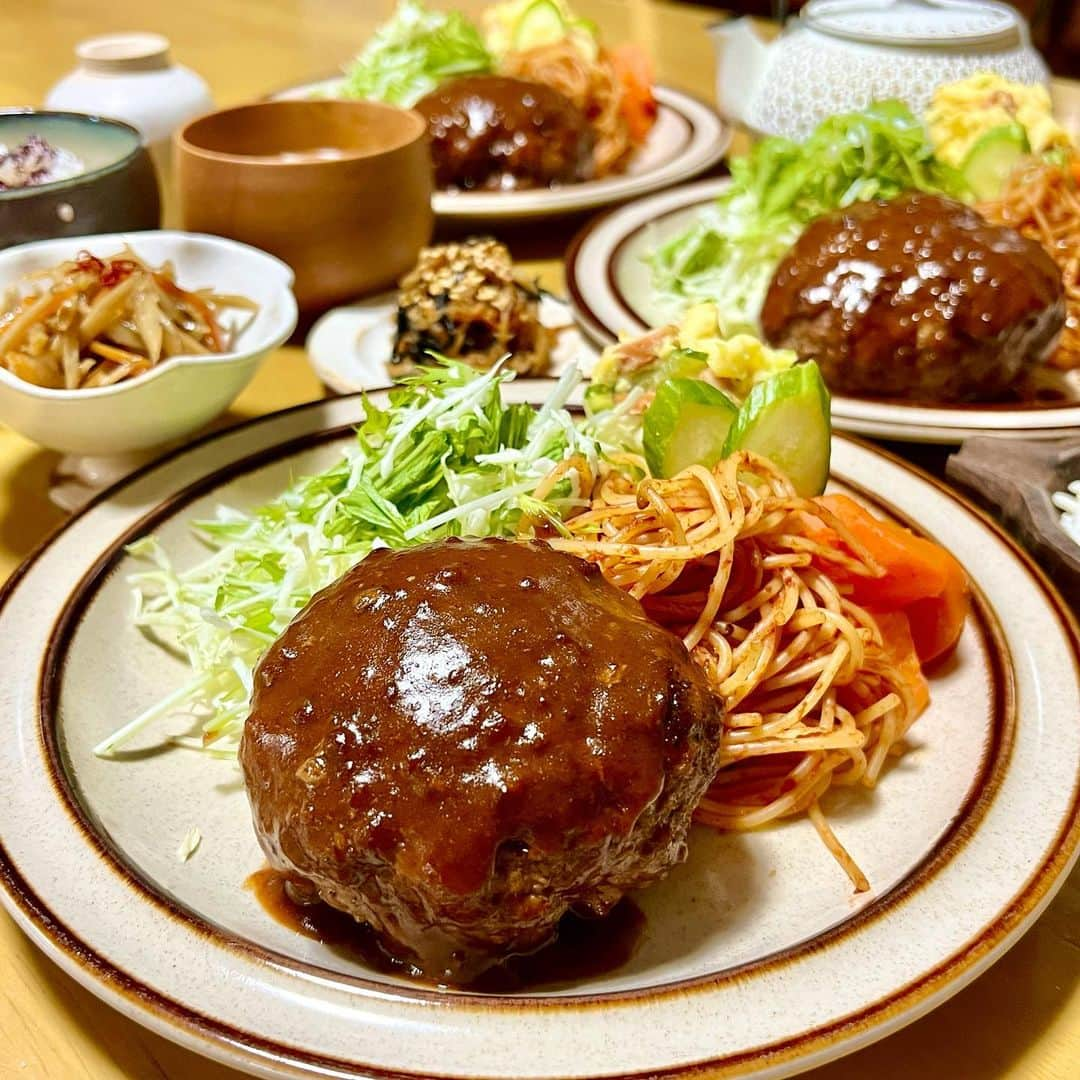 ひろσ(´～｀*)さんのインスタグラム写真 - (ひろσ(´～｀*)Instagram)「☆ 🍴ハンバーグ 🍴ポテサラ、人参グラッセ、ナポリタンの付け合わせ 🍴根菜きんぴら 🍴切干し大根とひじきの煮物 🍴ゆかりごはん 🍴お味噌汁 ． ． いつかの晩御飯でこんばんは☺️ 秋に携帯かえる予定なので 写真整理してたら 投稿してないのが たくさん出てきたので ちょこちょこだしていこうかと😆 ． ． なんでもないメニューですが 定食みたいな定番メニューが 一番好きだったりします😋 ． ． ・・・・・・・・・・・・・・・ #常備菜#作り置き #つくりおき#ごはん#おうちごはん#手作りごはん#マカロニメイト#てづくりごはん365# からだにやさしいごはん #体に優しいごはん#うつわ好き#器好きな人とつながりたい #japanesefood #おうちカフェ#ハンバーグ#洋食#晩御飯#晩ごはん#夜ご飯#夜ご飯 #よるごはん#ばんごはん」7月11日 17時04分 - hiro71111