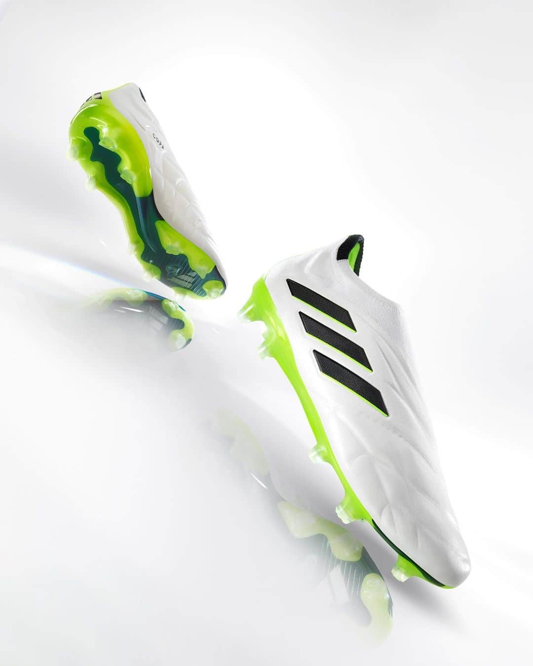 adidas Footballさんのインスタグラム写真 - (adidas FootballInstagram)「you did not see that coming… 💨   unlock your full speed potential with the new Crazyrush pack.   available now via 🔗」7月11日 17時06分 - adidasfootball