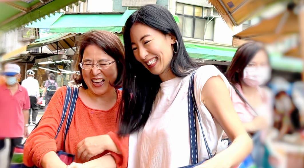 大久保麻梨子さんのインスタグラム写真 - (大久保麻梨子Instagram)「我媽媽第一次逛台灣的傳統市場✨ 家庭主婦的媽媽對市場特別有興趣！雖然來台灣12年的我也蠻常逛市場的，但這次和媽媽一起逛才發現台灣傳統市場對日本人來說真的超多驚喜耶🎉到底什麼東西讓日本媽媽嚇的不要不要的🙈媽〜別逃走啊啊〜😂台灣傳統市場人很熱情，有很多美食，真的好好玩😋✨ 歡迎來看看我的YT頻道‼️  母の台湾伝統市場初体験！ 台湾歴12年の私もよく市場は行きますが、母と巡る台湾市場は改めて多数の驚きが🙈美味しいグルメはもちろん母が逃げ出したくなる物もあったり、市場のみなさんとの触れ合いも楽しい賑やかな時間でした✨ ぜひYoutubeご覧下さい✨  #台灣 #傳統市場 #市場美食 #永春 #永春美食 #黃昏市場 #台灣生活 #日本人 #台湾在住 #台湾在住日本人 #市場 #虎林街」7月11日 21時00分 - marilog0907