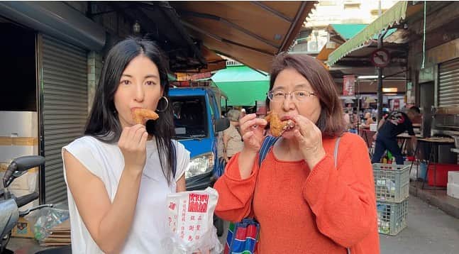 大久保麻梨子さんのインスタグラム写真 - (大久保麻梨子Instagram)「我媽媽第一次逛台灣的傳統市場✨ 家庭主婦的媽媽對市場特別有興趣！雖然來台灣12年的我也蠻常逛市場的，但這次和媽媽一起逛才發現台灣傳統市場對日本人來說真的超多驚喜耶🎉到底什麼東西讓日本媽媽嚇的不要不要的🙈媽〜別逃走啊啊〜😂台灣傳統市場人很熱情，有很多美食，真的好好玩😋✨ 歡迎來看看我的YT頻道‼️  母の台湾伝統市場初体験！ 台湾歴12年の私もよく市場は行きますが、母と巡る台湾市場は改めて多数の驚きが🙈美味しいグルメはもちろん母が逃げ出したくなる物もあったり、市場のみなさんとの触れ合いも楽しい賑やかな時間でした✨ ぜひYoutubeご覧下さい✨  #台灣 #傳統市場 #市場美食 #永春 #永春美食 #黃昏市場 #台灣生活 #日本人 #台湾在住 #台湾在住日本人 #市場 #虎林街」7月11日 21時00分 - marilog0907