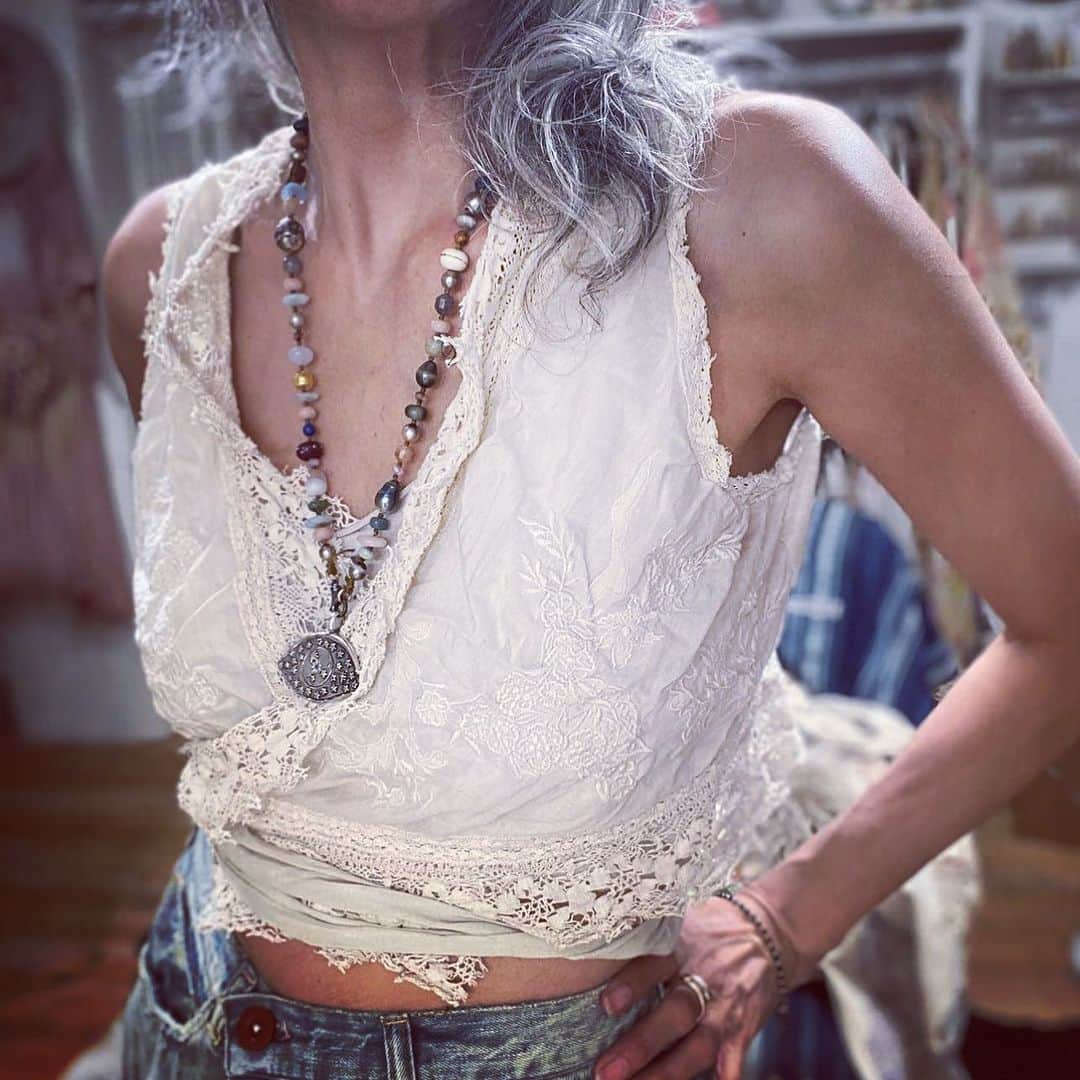 キャサリン ミッシェルのインスタグラム：「Always in good company @taosandtribe with @magnoliapearlclothing . Thank youuuuu Karoline 💕💕💕#fabulouswomen #shoplocal #magnoliapearlclothing #muse #Taos #jewelryasmedecinecm #amulet」