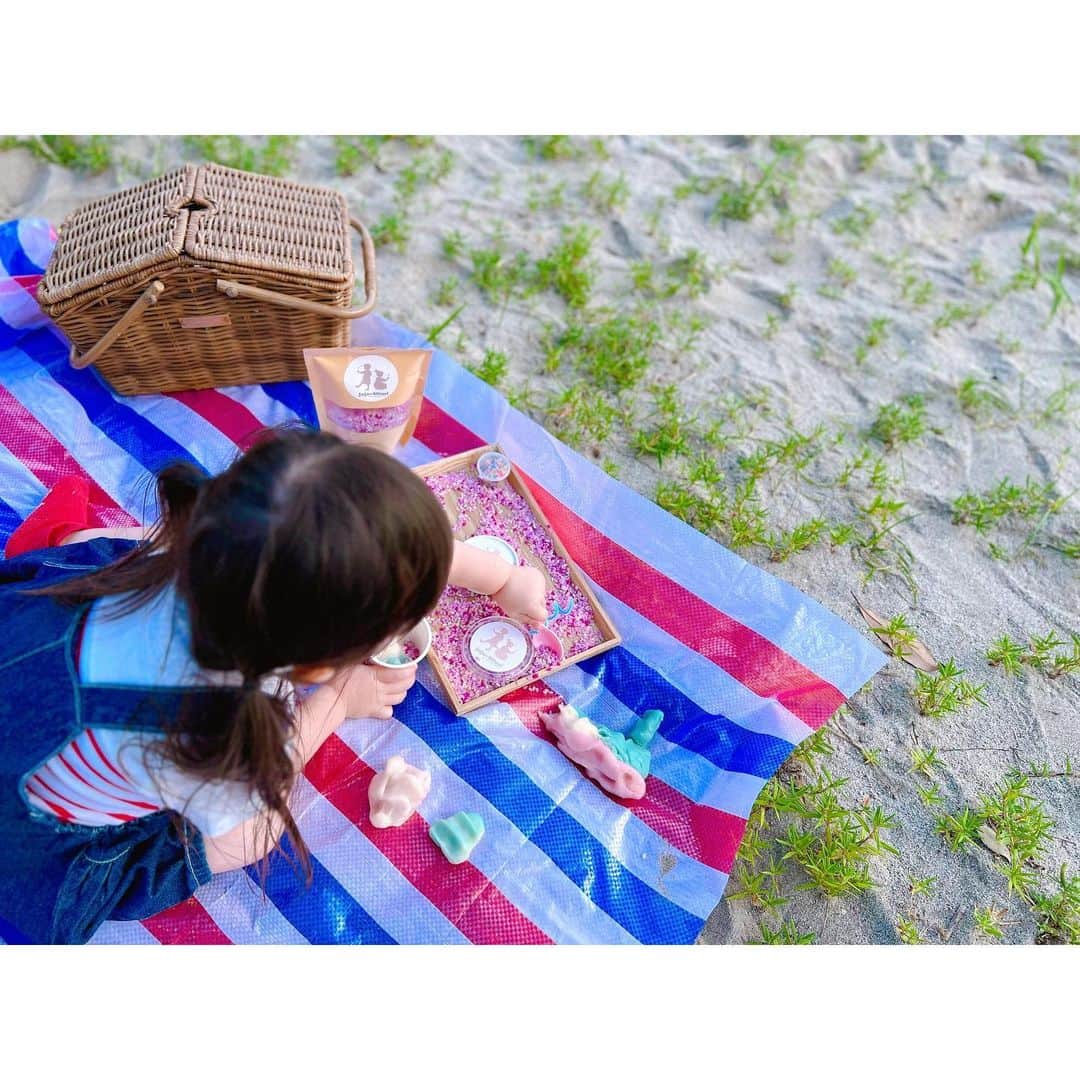 徳山沙季さんのインスタグラム写真 - (徳山沙季Instagram)「. 𓈒 𓏸 𓐍𝕤𝕖𝕟𝕤𝕠𝕣𝕪 𝕡𝕝𝕒𝕪𓂃 𓈒𓏸 . 帰国してからなかなかできていなかったsensory play @jojomimi.sensoryplay さんのアイスクリームショップのセットで、思いっきり遊びました☺︎ おままごとを楽しみながら様々な感触を体感していました/ 正解はなくて、アイスクリームも色を混ぜ合わせたり、トッピングも自由自在ꔚ . センサリープレイは、カラーパスタなどたくさんの種類があります◎ ロックダウン中にカラーパスタを行いましたが、子どもたちが大喜びでした☀︎ とはいえ、なかなか自分で準備をするのが大変なのでキットを取り入れれば、手軽に遊ぶことができます𓅸 @jojomimi.sensoryplay さんて様々なキットを取り扱っているのでぜひチェックしてみてください 🫧 . . #sensoryplay #センサリープレイ #jojomimi #子育て　#ねんど #女の子ママ　#二児ママ　#姉妹ママ　#休日の過ごし方 #知育玩具 #海外おもちゃ #ぎゅって #mamagirl #子どものいる暮らし」7月11日 17時13分 - saki.whitesnow