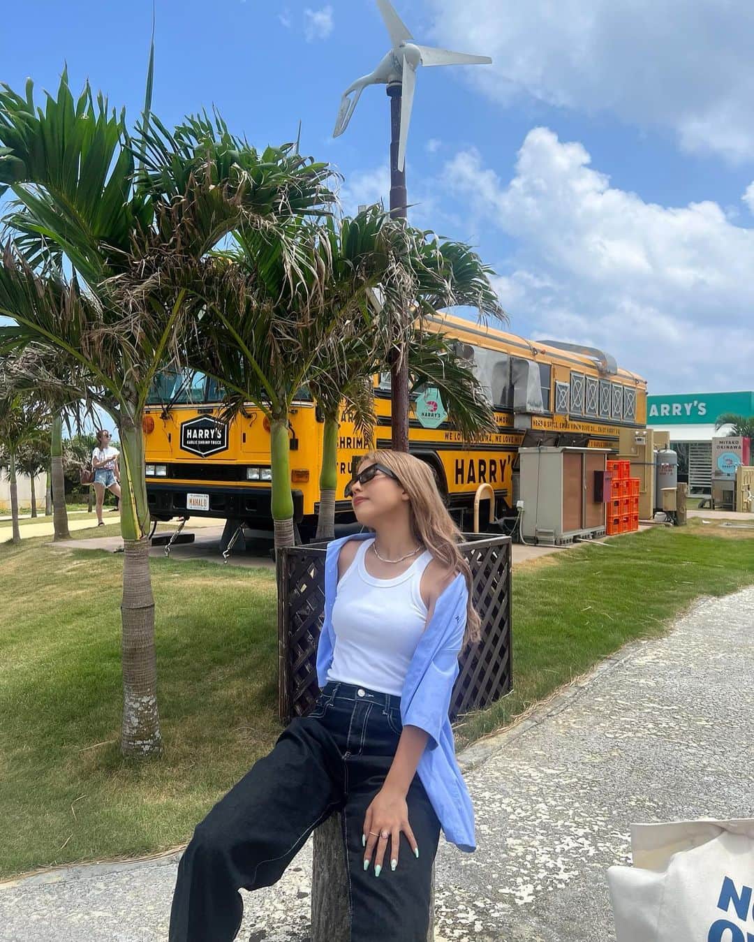 MAYUのインスタグラム：「🌴🩵🐬✨⠀ ⠀ @raugh___official のシャツコーデ🥰🌿⠀ サイズ感も色味もかわいいし メンズライクな服装もよくするからお気に入り😎✌︎⠀ ⠀ こうゆう羽織系は夏に便利すぎるから⠀ 今年の夏は沢山着よう〜👔☀️⠀ ⠀ #belencode」