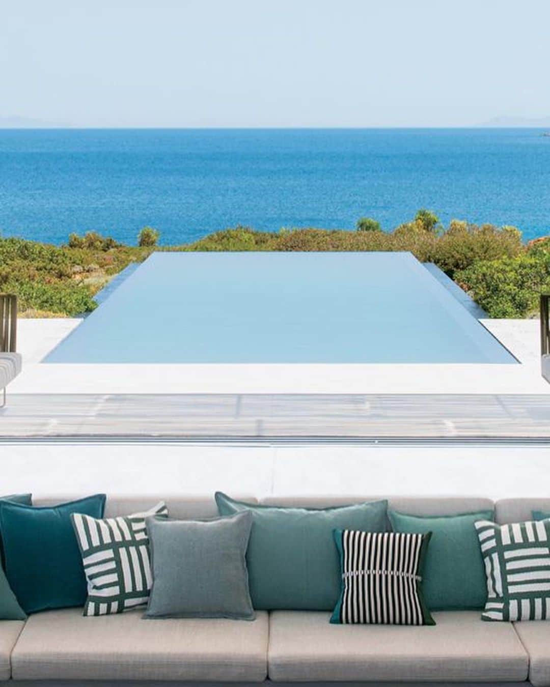 ELLE DECOR JAPANさんのインスタグラム写真 - (ELLE DECOR JAPANInstagram)「【インテリア実例】プール ...