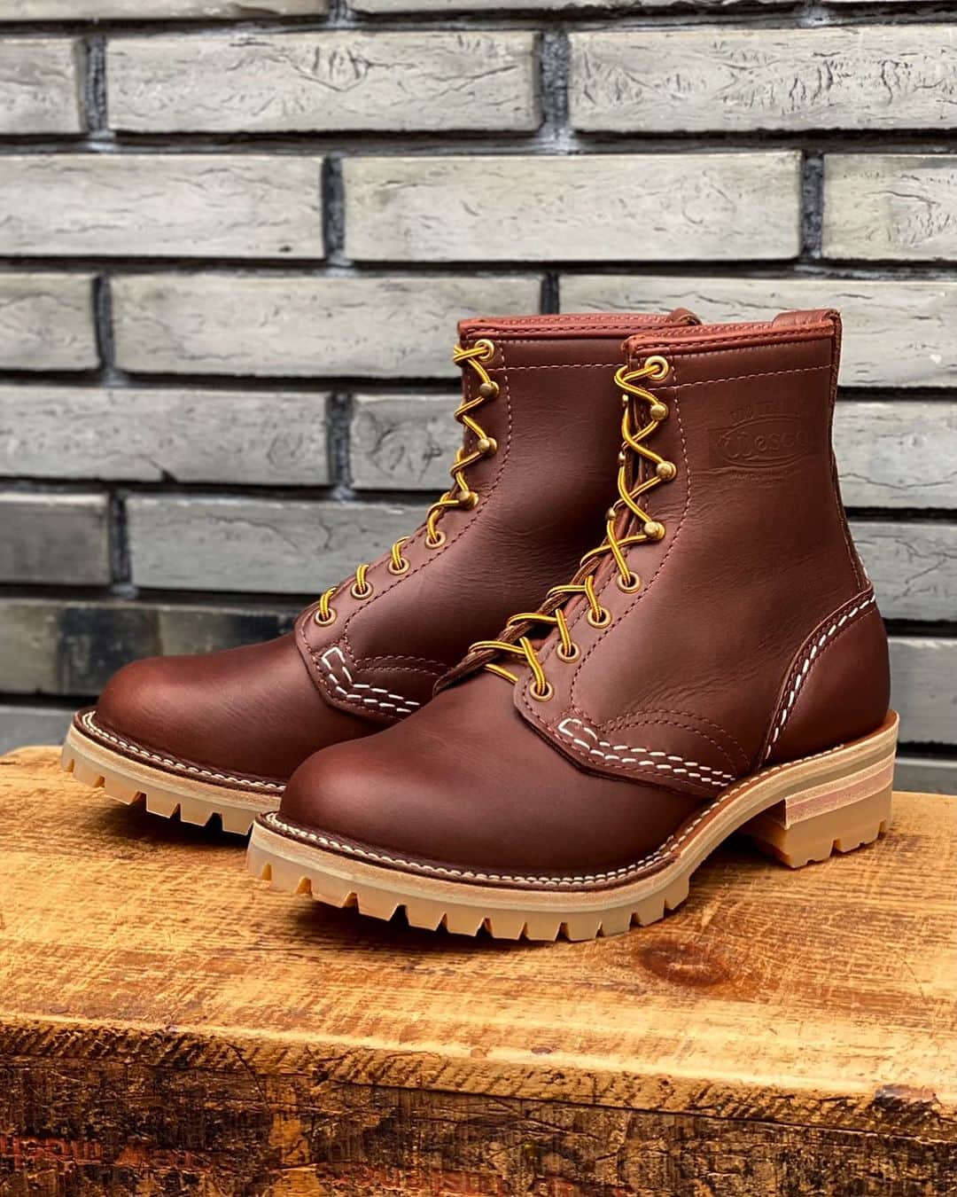 のインスタグラム：「【Stock Boots】 ストックブーツとしてオーダーしていたジョブマスターが入荷しました！ 今回は、肉厚なスタンダードブラウンレザーをメインに「ハニーソール」(#100Honey Vibram)と呼ばれるソールを組み合わせてみました。 仕様内容など詳細はWESCO JAPAN STAFF BLOGにてご確認ください！  https://wescojapan.blogspot.com/2023/07/stock-bootsjobmaster.html?m=1 @wesco_japan アカウントトップのURLからブログへリンクします。  #westcoastshoecompany #wesco #wescoboots #jobmaster #boots #brown #leather #vibram #100honeysole #since1918 #100YEARS #oregon #portland #scappoose #madeinUSA🇺🇸 #osaka #wescojapan #tokyo #wescoebisu #wescosetagaya」