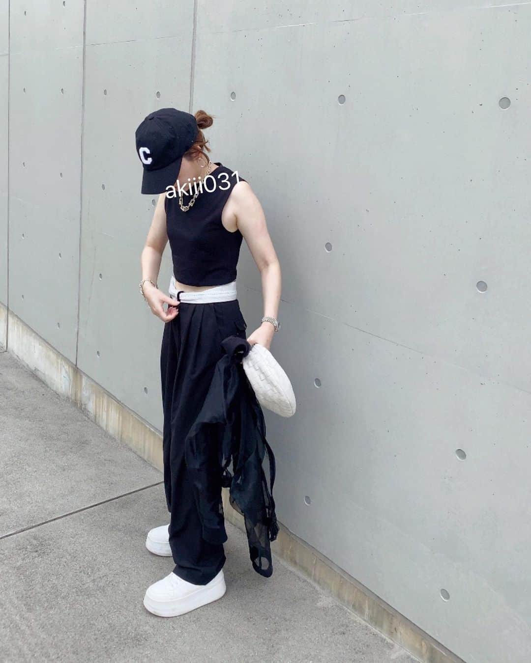 akiii031のインスタグラム：「タンクトップもパンツもスニーカーも全部ZARAだった日🫠🖤  cap @aulii_amomentofhappiness  tops/pants/sneaker @zara  bag @newbottega」