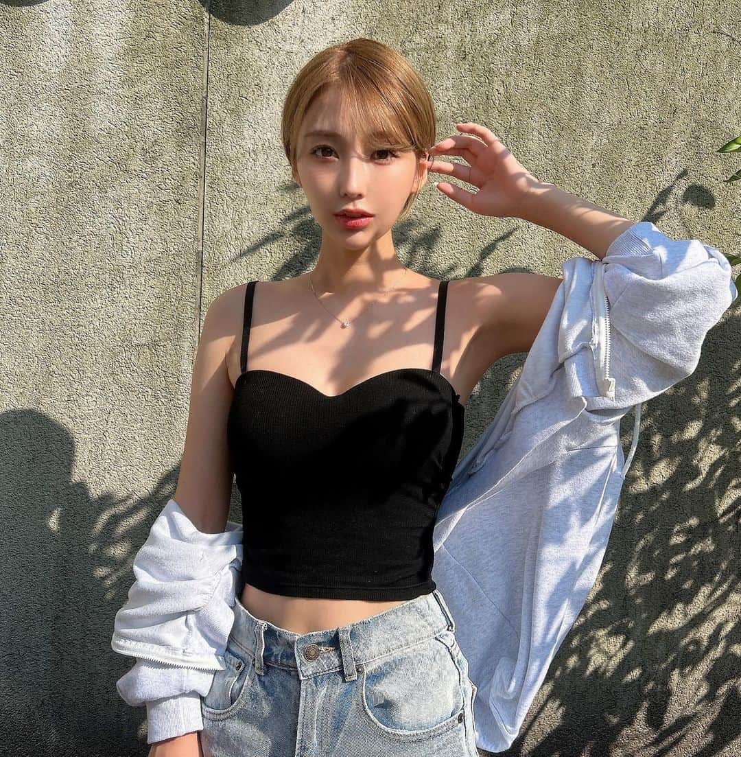 ナナのインスタグラム：「. お化粧薄めの日💄 皆様暑さには気をつけて🫠 . #ショートヘア #ハイトーンショート #東京#六本木#夏だね」