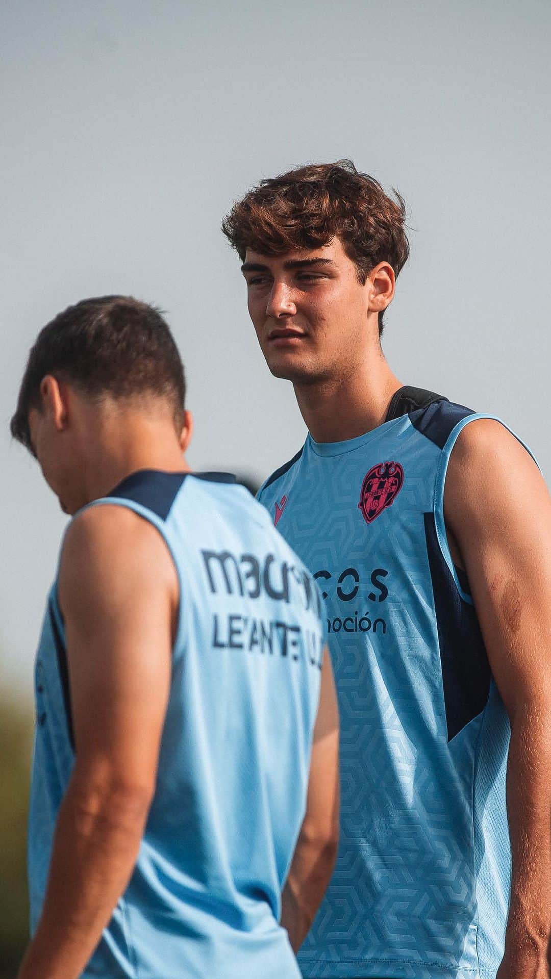 レバンテUDのインスタグラム：「𝐃𝐚𝐲✌🏻  #LevanteUD #PreSeason23 🏋️ • @grupomarcosautomocion @macron @sesderma @baleariaferry @amstel_es @cocacola_esp」