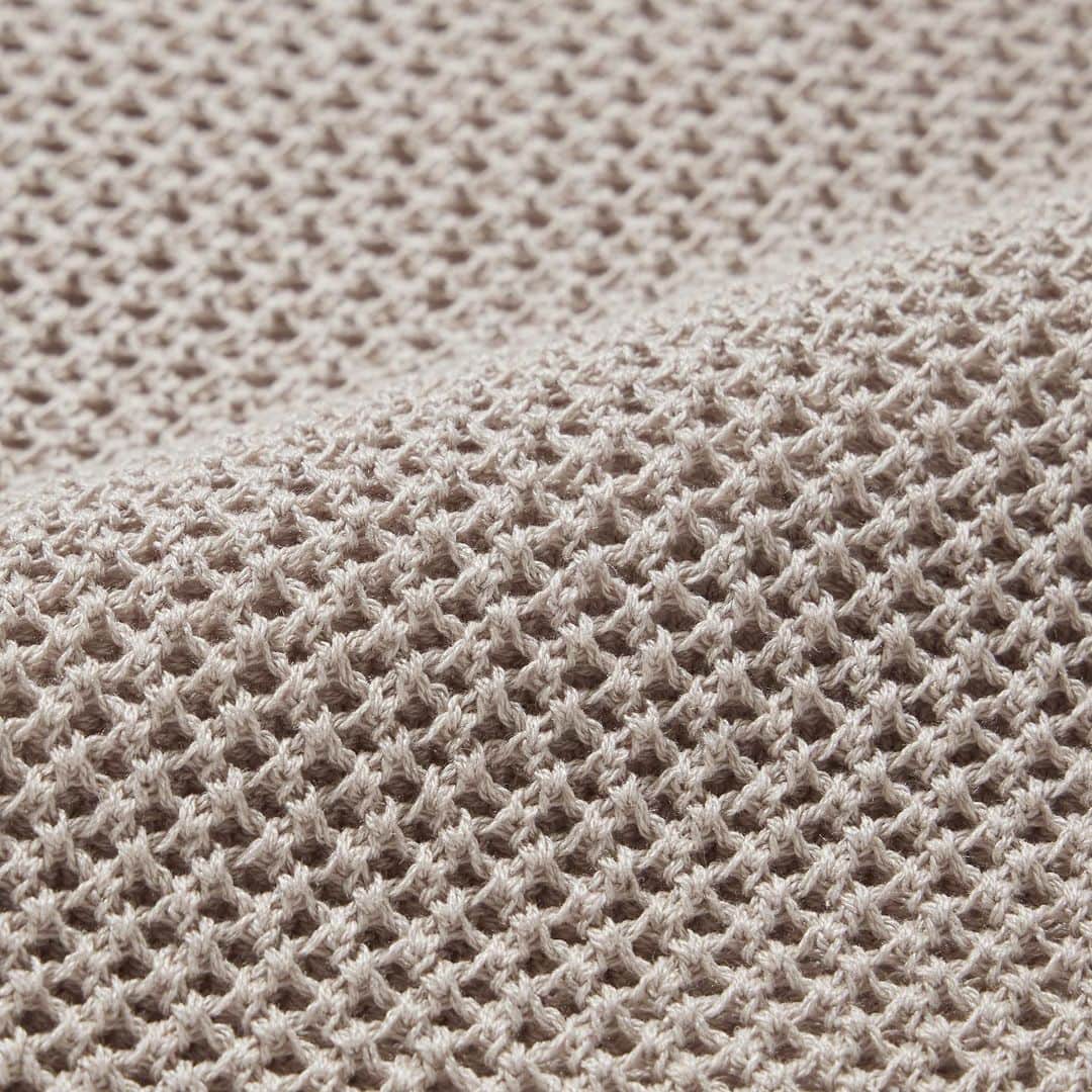ユニクロさんのインスタグラム写真 - (ユニクロInstagram)「No seams for a smooth mesh knit is a versatile top that can be worn stylishly from summer through fall.  461980 3D Knit Mesh Long-Sleeve Crew Neck Sweater  #UNIQLO #LifeWear #knitwear  *The product availability differs among regions. Please check your regional account or website.」7月11日 17時32分 - uniqlo