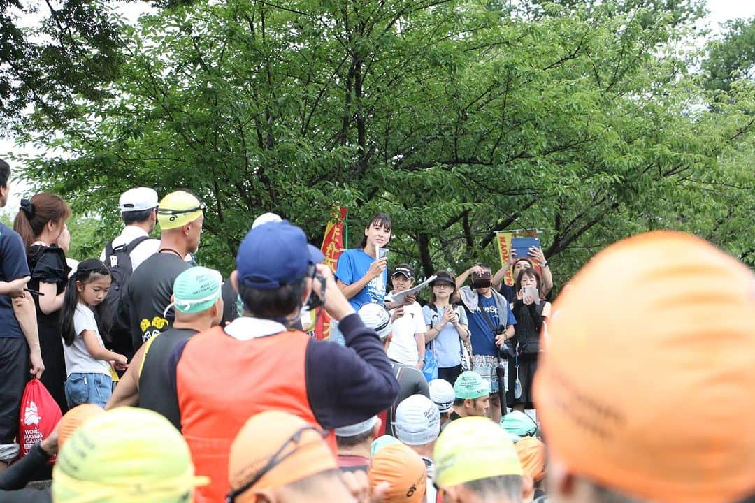 道端カレンのインスタグラム：「🏊‍♀️🚴‍♀️🏃‍♀️  京都丹波トライアスロン大会in南丹  今年も大会MCのアシスタントを務めさせていただきました！  大会数日前から大雨予報でお天気心配されておりましたが、スタート時には雨も降っておらずデュアスロンに変更されることなく無事にトライアスロンとして開催することができました。  競技途中には土砂降りもあり、梅雨時期の不安定な天候の変化もありましたが、炎天下ではなかっただけ選手にとっては良かったのかもです。  この京都トライアスロン大会は来年で10回目となります。 私も来年はMC業の他にリレーの部での参加もありそうですので、一緒にリレーを組んでくださる方はぜひ大会の方にご連絡ください笑😆  選手のみなさま、大会関係者のみなさま、お疲れ様でした✨✨  #トライアスロン #京都府南丹市文化観光大使」