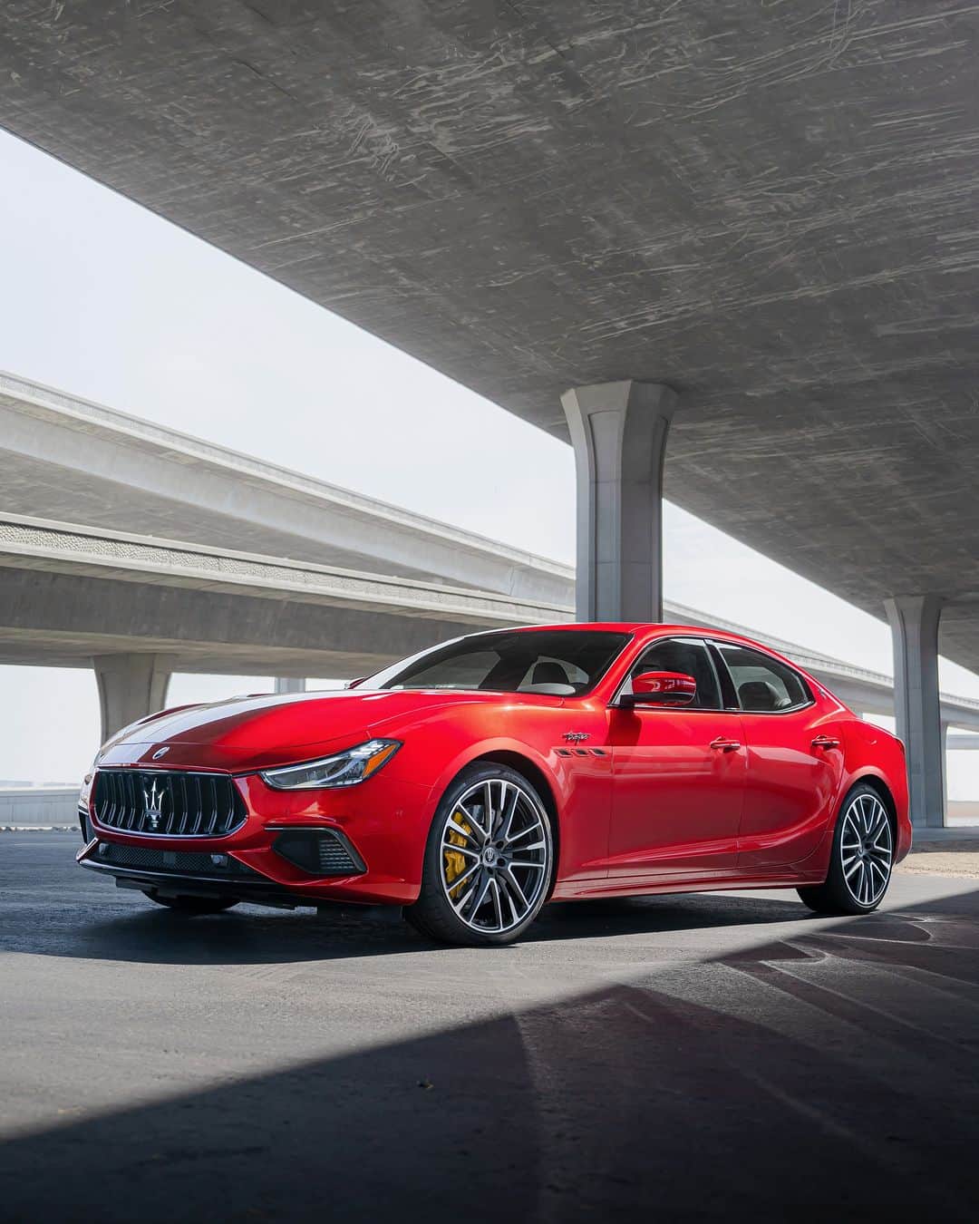 Maserati Japan | マセラティ ジャパンのインスタグラム：「マセラティの歴史を語るためには欠かせない作品であり、マラネッロ工場で作られた唯一無二の性能を持つ伝説のV型8気筒ガソリンツインターボエンジン。ついに2023年後半に生産が終了。電気化へバトンを繋ぎます。  https://www.maserati.com/jp/ja/shopping-tools/v8-engine-2023  #Maserati #マセラティ #MaseratiJapan #マセラティジャパン #LevanteTrofeo #レヴァンテトロフェオ #GhibiliTrofeo #ギブリトロフェオ #QuattroporteTrofeo #クアトロポルテトロフェオ」