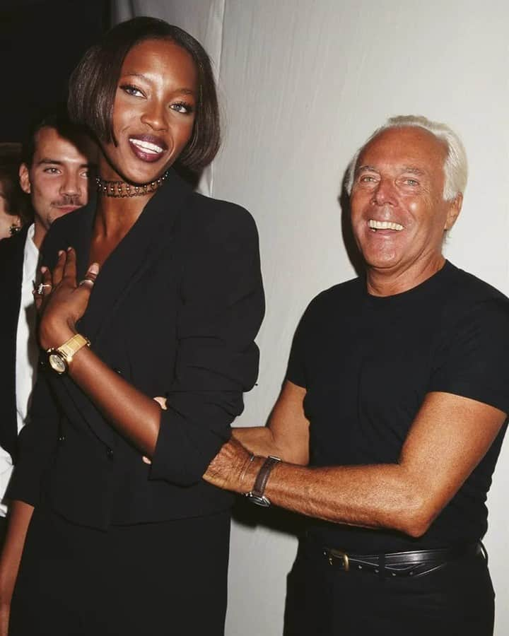 Vogue Italiaさんのインスタグラム写真 - (Vogue ItaliaInstagram)「Non si considera un artista, eppure @GiorgioArmani conosce molto bene l'arte della moda attraversata da una vena di genialità. La vita privata e il suo lavoro si intrecciano: la timidezza e la discrezione ma anche la determinazione nel perseguire i propri obiettivi, rimanendo sempre fedele a se stesso. "La vita mi ha premiato ma posso dire che mi ha anche tolto parecchio. Mi sarebbe piaciuto godermi tante cose che per gli altri sono normali, ma che ho dovuto mettere da parte per questo mondo" ha commentato qualche giorno fa, in vista del suo 89esimo compleanno, che festeggia oggi. E noi lo celebriamo ripercorrendo la storia del grande stilista e imprenditore piacentino, dalla nascita dello stile italiano ai sacrifici per raggiungere il successo nella moda.  Buon compleanno, Re Giorgio! 🎂  #VoguePeople #GiorgioArmani」7月11日 17時31分 - vogueitalia