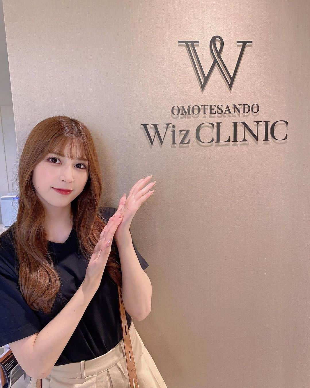のインスタグラム：「@omotesando.wiz @dr.sakurako で水光注射の施術を受けてきたよ🫧  ハリと潤いがグンっと上がってツヤ肌になった🥺 麻酔クリームを塗布してもらえるから痛みも少ないし 何よりダウンタイムがほぼ無いのが嬉しい✌️ ちょっと赤くなるけど、お化粧で隠せるレベルだからお仕事にも支障無くて助かった〜！  ドクターやスタッフの皆さんが親切だし院内もキレイでオススメです🏥✨  #表参道ウィズクリニック #水光注射」