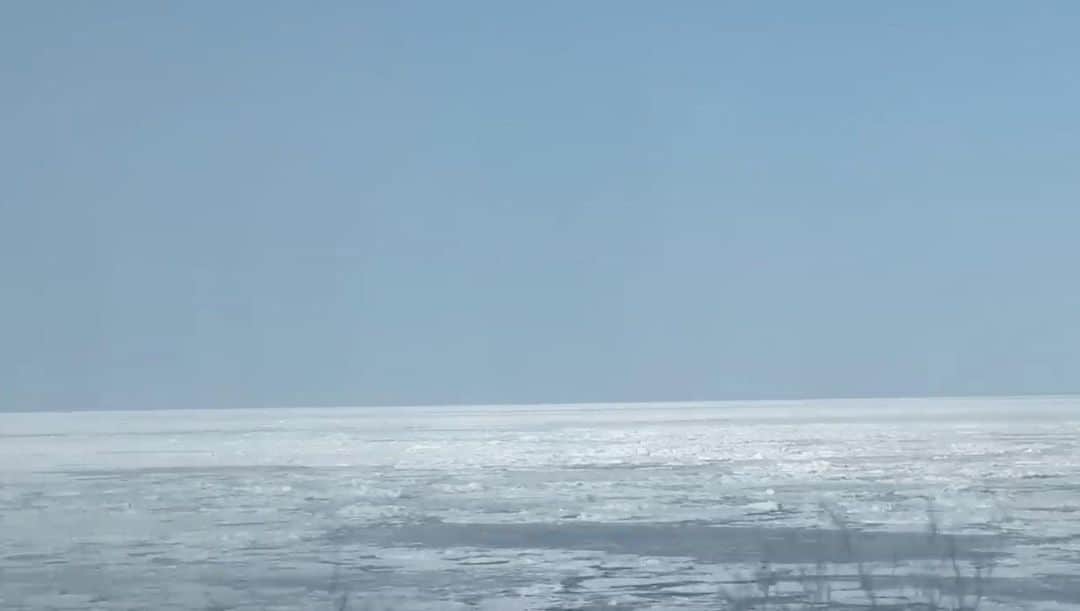高山沙織さんのインスタグラム写真 - (高山沙織Instagram)「【最長片道切符の旅 振り返り♯2】  冬の北海道、流氷を見に知床へ  こんにちはアンドロイドのお姉さんです 最長片道切符旅2日目、北海道 旭川に来ております。  8時35分発の特急オホーツクで旭川から網走に  特急オホーツク号は札幌から網走間を5 時間を超えて走り抜ける長距離特急 車両はキハ183系というかなり古い車両で、今年の3月17日の運転をもって定期運行が終了してしまいました。  車内で食べようと買っておいた旭川名物 ”ジュンドッグ”エビフライを米で巻いたやつです ほとんどおにぎりですよね。天むす ただワンハンドで食べれるのがいいですね 。  列車は途中、 凍結によるドア等の処置を行なったのと、エゾシカの出没で30分遅れで運転をしておりました。 ぼーっと雪しかない車窓を眺めていると遠軽駅に到着。  旭川から網走まで ちょうど中間あたり。この駅で進行方向が変わるので 列車はスイッチバックを行います 私がモタモタしていたので前のカップルと 向き合う一瞬の気まずい時間が流れました。  それから列車は常紋トンネルに入っていきます。 常紋トンネルは1912年に工事が始まり1914年に竣工された全長507mの鉄道トンネル。タコ部屋労働の人たちによって作られたトンネルとしても知られています。 北海道の開拓において囚人が使われたことは網走監獄でも語られていたのですが 、囚人を労働力として使えなくなった後、本州の若者や身寄りのない人達を「楽で儲かる仕事があるから」と言葉巧みに集め 過酷で劣悪な環境の中、強制的に労働させていたというのです。 彼らはタコ部屋と呼ばれる宿舎に入れられろくな食事も取らせてもらえず、1日14 時間以上働かされていたのだそう。過酷な労働と暴力により命を失った労働者が数多くいて、実際に1970年にトンネルの壁から人骨が実際に見つかっています。  列車は約40分遅れで網走駅に到着  ここからは冬限定の観光列車『流氷物語号』に乗車していきます。 列車はオホーツク海のすぐ近くを通ります。 流氷が接岸していれば車窓から流氷を眺めることができるのです。 私は流氷の目利きに自信がないのですがガイドさんが説明してくれるので流氷の目利きに自信がなくても全然楽しめます。  そして知床斜里駅に到着。  知床斜里駅は世界遺産知床の玄関口となる鉄道駅です。 知床は北海道の右斜め上のあの尖ってる部分でアイヌ語では「シビエトク」つまり”地の果て”という意味があるのだそう   駅前からバスに乗り込んでから50分ほどで ウトロ温泉バスターミナルに到着しました。 到着した頃には夕日が出ていい時間になっ てきましたね ここからだと少し距離がありますが 観光地として有名な知床五湖やオシンコシンの滝もあるのですね。  外が結構薄暗くなってきたのでそのままホテルに向かうことに、ただここで問題発生。予約していた宿のアクセスを調べているとその宿に関する良くない噂が。 まだ記憶に新しいと思いますが、去年知床で起こった悲惨な事故に直接ではないにせよ関係しているホテルだということがわかったのです……。  安かったので何も知らず予約してしまったのですが、さすがにこれは心象がよくないと急遽キャンセル（キャンセル料を払って） 極寒の中 宿なし子になったのですが、飛び込みで1泊1人2万円の立派なホテルに泊まることにしました。  部屋の窓からは流氷が見えます。最高。  夜と朝ごはんは北海道の海の幸や山の幸をふんだんに使ったビュフェ。最高。   ホテルを急に変えたのですが本当にいい宿で、初めて来た知床がモヤモヤが残る旅にならなくて良かったなぁと。  旅二日目にして世界遺産とリッチなホテルを満喫した1日でした。」7月11日 17時35分 - saotvos
