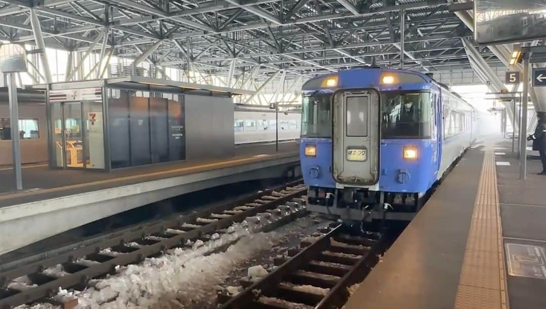 高山沙織のインスタグラム：「【最長片道切符の旅 振り返り♯2】  冬の北海道、流氷を見に知床へ  こんにちはアンドロイドのお姉さんです 最長片道切符旅2日目、北海道 旭川に来ております。  8時35分発の特急オホーツクで旭川から網走に  特急オホーツク号は札幌から網走間を5 時間を超えて走り抜ける長距離特急 車両はキハ183系というかなり古い車両で、今年の3月17日の運転をもって定期運行が終了してしまいました。  車内で食べようと買っておいた旭川名物 ”ジュンドッグ”エビフライを米で巻いたやつです ほとんどおにぎりですよね。天むす ただワンハンドで食べれるのがいいですね 。  列車は途中、 凍結によるドア等の処置を行なったのと、エゾシカの出没で30分遅れで運転をしておりました。 ぼーっと雪しかない車窓を眺めていると遠軽駅に到着。  旭川から網走まで ちょうど中間あたり。この駅で進行方向が変わるので 列車はスイッチバックを行います 私がモタモタしていたので前のカップルと 向き合う一瞬の気まずい時間が流れました。  それから列車は常紋トンネルに入っていきます。 常紋トンネルは1912年に工事が始まり1914年に竣工された全長507mの鉄道トンネル。タコ部屋労働の人たちによって作られたトンネルとしても知られています。 北海道の開拓において囚人が使われたことは網走監獄でも語られていたのですが 、囚人を労働力として使えなくなった後、本州の若者や身寄りのない人達を「楽で儲かる仕事があるから」と言葉巧みに集め 過酷で劣悪な環境の中、強制的に労働させていたというのです。 彼らはタコ部屋と呼ばれる宿舎に入れられろくな食事も取らせてもらえず、1日14 時間以上働かされていたのだそう。過酷な労働と暴力により命を失った労働者が数多くいて、実際に1970年にトンネルの壁から人骨が実際に見つかっています。  列車は約40分遅れで網走駅に到着  ここからは冬限定の観光列車『流氷物語号』に乗車していきます。 列車はオホーツク海のすぐ近くを通ります。 流氷が接岸していれば車窓から流氷を眺めることができるのです。 私は流氷の目利きに自信がないのですがガイドさんが説明してくれるので流氷の目利きに自信がなくても全然楽しめます。  そして知床斜里駅に到着。  知床斜里駅は世界遺産知床の玄関口となる鉄道駅です。 知床は北海道の右斜め上のあの尖ってる部分でアイヌ語では「シビエトク」つまり”地の果て”という意味があるのだそう   駅前からバスに乗り込んでから50分ほどで ウトロ温泉バスターミナルに到着しました。 到着した頃には夕日が出ていい時間になっ てきましたね ここからだと少し距離がありますが 観光地として有名な知床五湖やオシンコシンの滝もあるのですね。  外が結構薄暗くなってきたのでそのままホテルに向かうことに、ただここで問題発生。予約していた宿のアクセスを調べているとその宿に関する良くない噂が。 まだ記憶に新しいと思いますが、去年知床で起こった悲惨な事故に直接ではないにせよ関係しているホテルだということがわかったのです……。  安かったので何も知らず予約してしまったのですが、さすがにこれは心象がよくないと急遽キャンセル（キャンセル料を払って） 極寒の中 宿なし子になったのですが、飛び込みで1泊1人2万円の立派なホテルに泊まることにしました。  部屋の窓からは流氷が見えます。最高。  夜と朝ごはんは北海道の海の幸や山の幸をふんだんに使ったビュフェ。最高。   ホテルを急に変えたのですが本当にいい宿で、初めて来た知床がモヤモヤが残る旅にならなくて良かったなぁと。  旅二日目にして世界遺産とリッチなホテルを満喫した1日でした。」