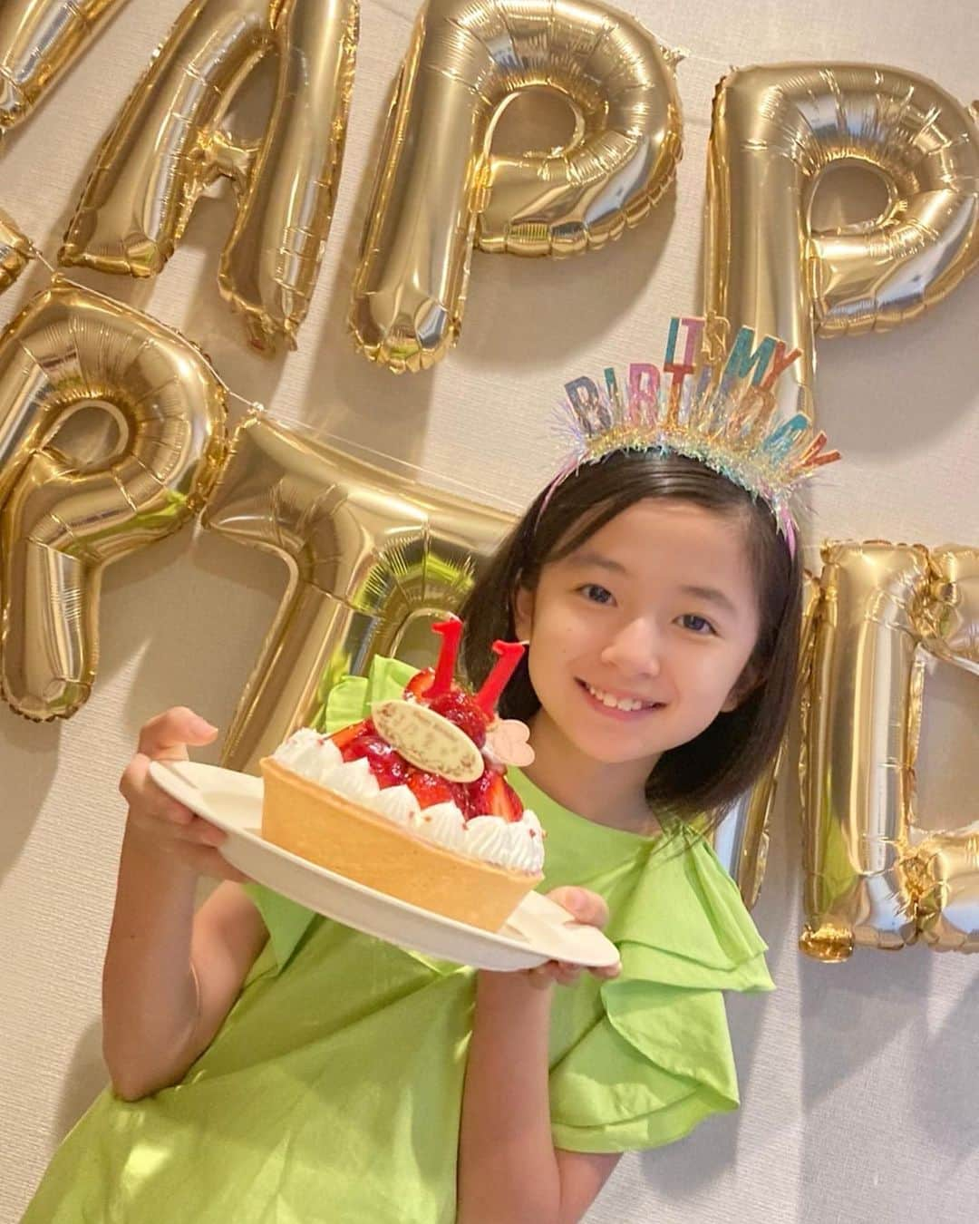 白山乃愛さんのインスタグラム写真 - (白山乃愛Instagram)「.  今日は私の11歳のお誕生日です🎂  大好きな"いちごのケーキ"と"きゅうり"で📷✨  10歳は、夢みたいなことが起きて、楽しいこと・素敵な出会いがたくさんあった一年でした✨  11歳も負けないくらい楽しいことが起こるよう、元気に頑張っていきます💪  応援コメントとても嬉しいです☺️いつもありがとうございます✨  11歳の乃愛もよろしくお願いいたします🫶🥰  乃愛  #誕生日 #7月11日  #白山乃愛 #東宝シンデレラ」7月11日 17時35分 - noa_shiroyama_official