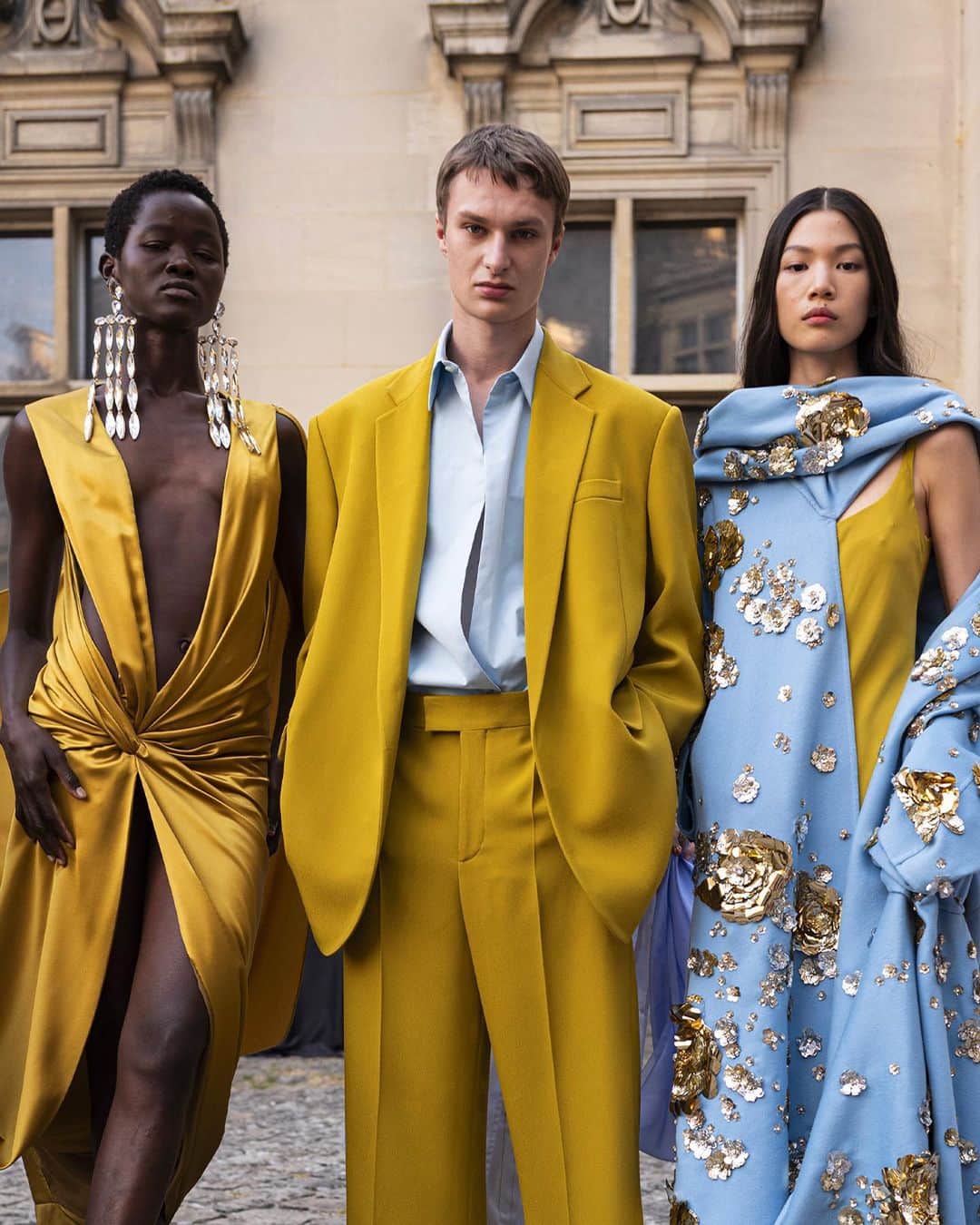 のインスタグラム：「Sky blue cashmere, gold silk and emerald green taffeta. At Valentino "Un Château," Couture colors meet indulgent materials.  Rediscover the full collection, including #ValentinoEyewear made with @akonigroup and makeup looks by @valentino.beauty, by visiting the link in bio.   #ValentinoUnChateau #ValentinoHauteCouture」
