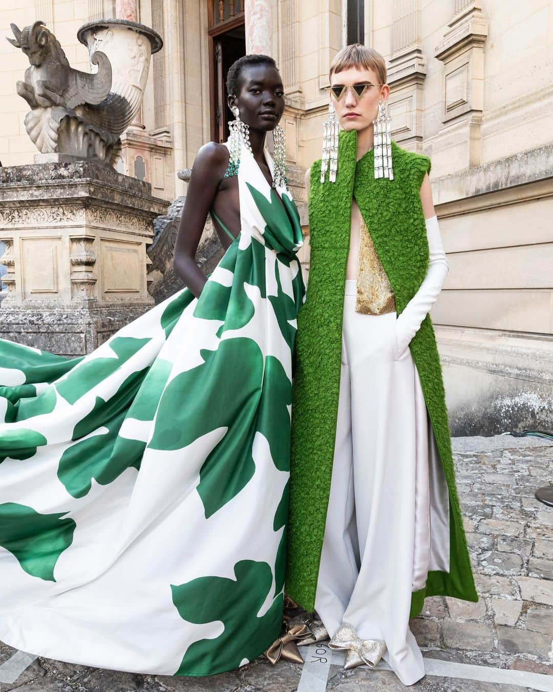 Valentinoさんのインスタグラム写真 - (ValentinoInstagram)「Sky blue cashmere, gold silk and emerald green taffeta. At Valentino "Un Château," Couture colors meet indulgent materials.  Rediscover the full collection, including #ValentinoEyewear made with @akonigroup and makeup looks by @valentino.beauty, by visiting the link in bio.   #ValentinoUnChateau #ValentinoHauteCouture」7月11日 17時37分 - maisonvalentino