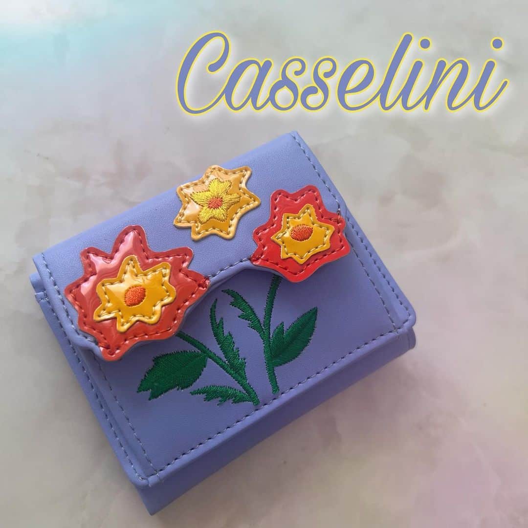 滝川りおのインスタグラム：「キャセリーニさま( @casselini_official )の モチーフウォレットのご紹介𓂃𓍯  華やかなフラワーモチーフが好みすぎて💐  鞄から取り出す度に気分も上がるデザイン❤️‍🔥 気持ちも華やぐ〜\♥︎/  そして、可愛さだけじゃなく コンパクトなサイズ感でありながら お札入れ部分にカード収納ポケットも 3つあって便利さも♪  キャセリーニさまはお財布以外にも おしゃれで可愛いファッションアイテムがいっぱい·͜· ♡  ︎気になる方はぜひチェックしてみてくださいね︎⸜‪🫶🏻⸝‍  #キャセリーニ #23AW #fashion」
