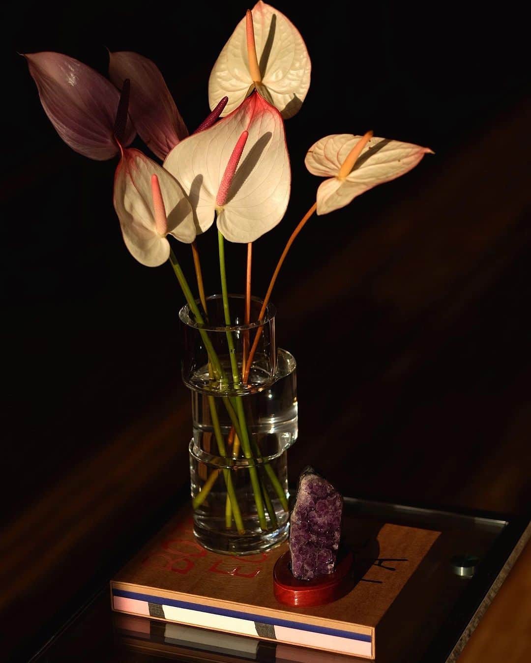 ケリーさんのインスタグラム写真 - (ケリーInstagram)「𝘑𝘶𝘴𝘵 𝘢 𝘴𝘪𝘮𝘱𝘭𝘦 𝘷𝘢𝘴𝘦 𝘰𝘧 𝘧𝘭𝘰𝘸𝘦𝘳𝘴 𝘣𝘳𝘪𝘨𝘩𝘵𝘦𝘯𝘴 𝘶𝘱 𝘢 𝘳𝘰𝘰𝘮 𝘢𝘯𝘥 𝘺𝘰𝘶𝘳 𝘮𝘰𝘰𝘥 𝘵𝘰𝘰 🧡  皆さんはお部屋にお花を飾ったりしますか❓🌝 大人になってからお花を飾るようになって、お部屋の雰囲気も明るくなるし、季節に合わせていろいろお花を飾るのも楽しい💐  花瓶は @livingmotif で購入したものです😌」7月11日 17時40分 - kellymisawa