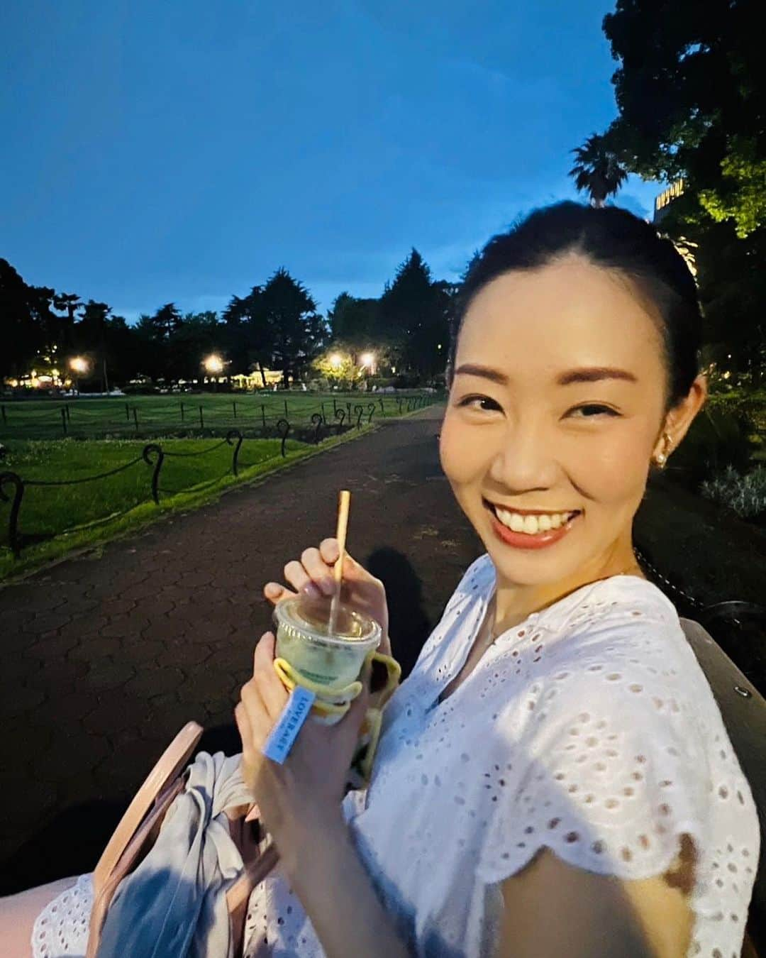 菜那くららのインスタグラム：「⛲️🌿✨  公園でまったり夕涼み✨  お昼間は暑いけど、 陽が落ちると心地よい夜風が吹いてた日😌🩵  水分補給などしっかりして、 素敵な夏を過ごしましょう🌻✨  スタバの#抹茶ティーラテ に 最近ハマってます🍵🌿  #夏 #夕涼み #公園 ⛲️💐」