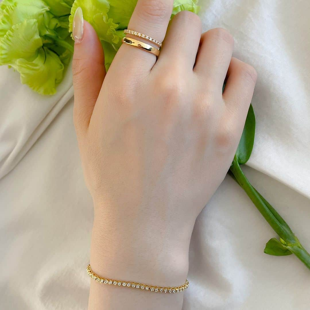 ４℃ / ヨンドシーさんのインスタグラム写真 - (４℃ / ヨンドシーInstagram)「【Coordinate】 ～Gold Jewelry～  たっぷりのK18地金と煌めくダイヤモンドが施されたリングとブレスレットのジュエリーコーディネート。  イエローゴールドジュエリーは、いつものコーディネートを華やかに仕上げてくれます。   リング ¥202,400(税込) K18YG(11232-114-3006) テニスブレスレット ¥242,000(税込) K18YG(11232-113-3004)    #ヨンドシー #ジュエリー #リング #ブレスレット #ダイヤモンド #プレゼント #ギフト #ご褒美ジュエリー #ご褒美 #ファッション #新作 #テニスブレスレット #jewelry #diamond #ring #bracelet #goldbracelet #present #gift #fashion #fashionjewelry #newarrivals #tennisbracelet #goldring #112321143006 #112321133004」7月11日 18時00分 - 4c_jewelry