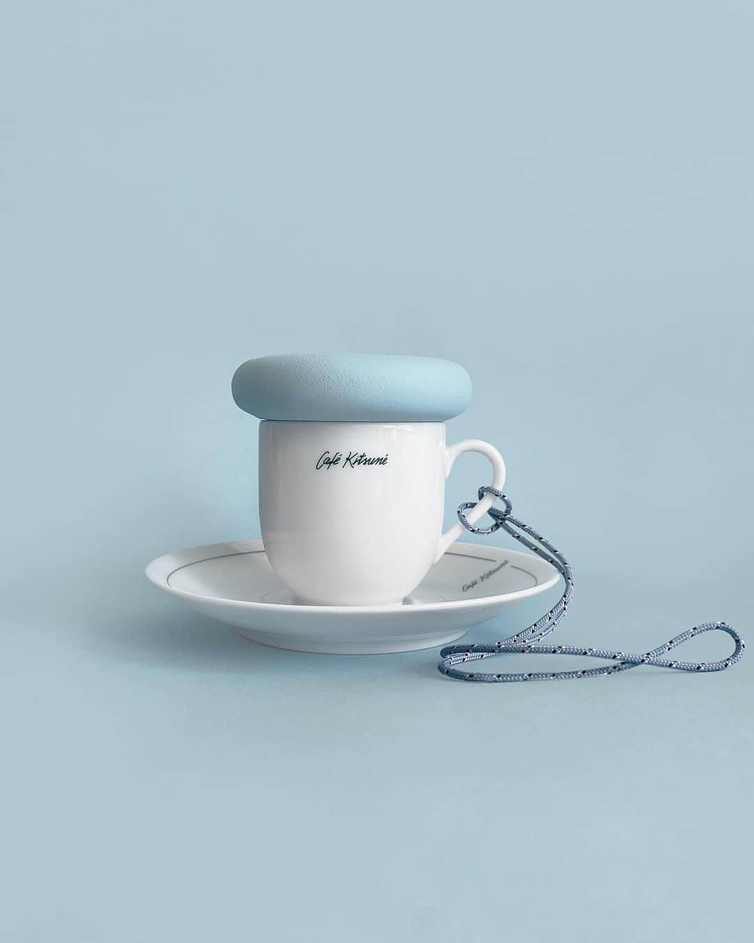 Café Kitsuné Parisさんのインスタグラム写真 - (Café Kitsuné ParisInstagram)「French designer @kitesy_martin gives a new life to our Café Kitsuné objects with a responsible collaboration, handmade in Paris.  🩵 Café Kitsuné cups made from Limoges porcelain are upcycled into jewelry boxes, ideal for all your precious objects. Embellished with a ‘Donut’ lid made in plaster resin. They will be available in two sizes and colors: Matcha green or Spirulina blue.   💚 Our Café Kitsuné Airpod case is transformed into a piece of jewelry with a chain necklace and a cord, Kitesy Martin’s signature item.    🍵 The Café Kitsuné x Kitesy Martin collaboration will be available exclusively at Café Kitsuné Vertbois from July 12th to 13th:   👉 Café Kitsuné Vertbois Café-Roastery 30 rue du Vertbois, 75003 Paris Exceptionally open from 9:30am to 6:30pm」7月11日 17時54分 - cafekitsune