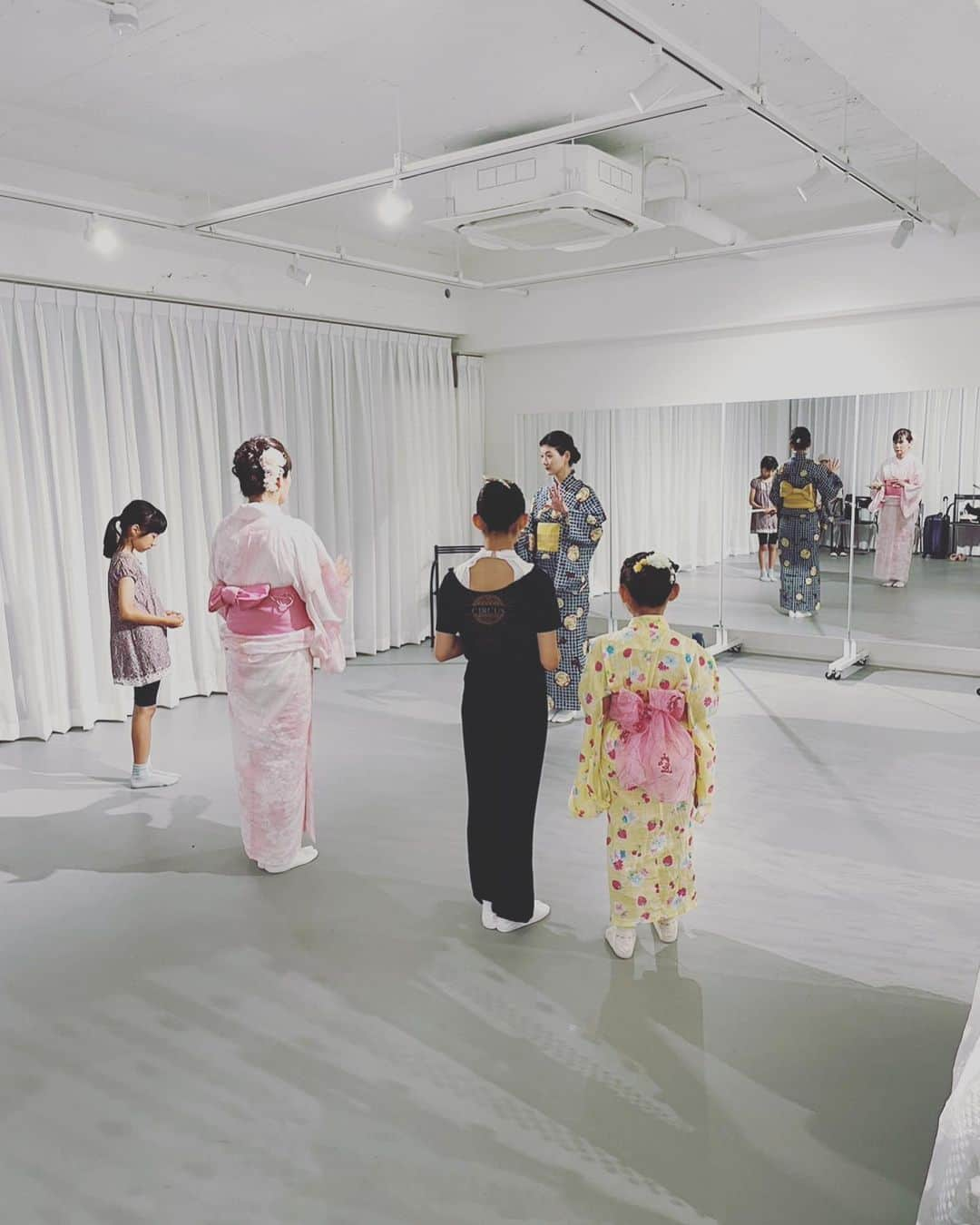 美蘭レンナさんのインスタグラム写真 - (美蘭レンナInstagram)「👘🪭🩰💃👘 . . . 7月8日第2回にちビューWS、無事に終了しました😊💓 ご参加くださった皆さま有難うございました❤️ 今回は、花組さんの「はいからさんが通る」の "大正浪漫恋歌"を振付し、お扇子を使って踊りました🪭🪭  初めてのお扇子さばきも 皆さんばっちりで踊ってくれました☺️  あとでWS見てくれてたイベントの方々から、 日舞もお扇子使いも始めての方ばかりですってお伝えしたら、 参加組の習得の速さにびっくりされてました😍😍　 うふふ☺️♡♡♡  ブランドさん達と、 色々お話出来てとても勉強になりましたし、 お会いできてとても嬉しかったです❤️  私も沢山可愛い商品をgetしました☺️☺️☺️  場所や日程はまだ決まっていないですが、 9月下旬の土日のどこかで第3回WS開催予定です😍✨✨  またぜひご参加頂けたら嬉しいです☺️☺️☺️ 幸せな時間をありがとうございました😊 . . . #日本舞踊#レビュー#宝塚 #ワークショップ#ws#バレエ#イベント #花組#はいからさんが通る」7月11日 17時54分 - renna_miran33