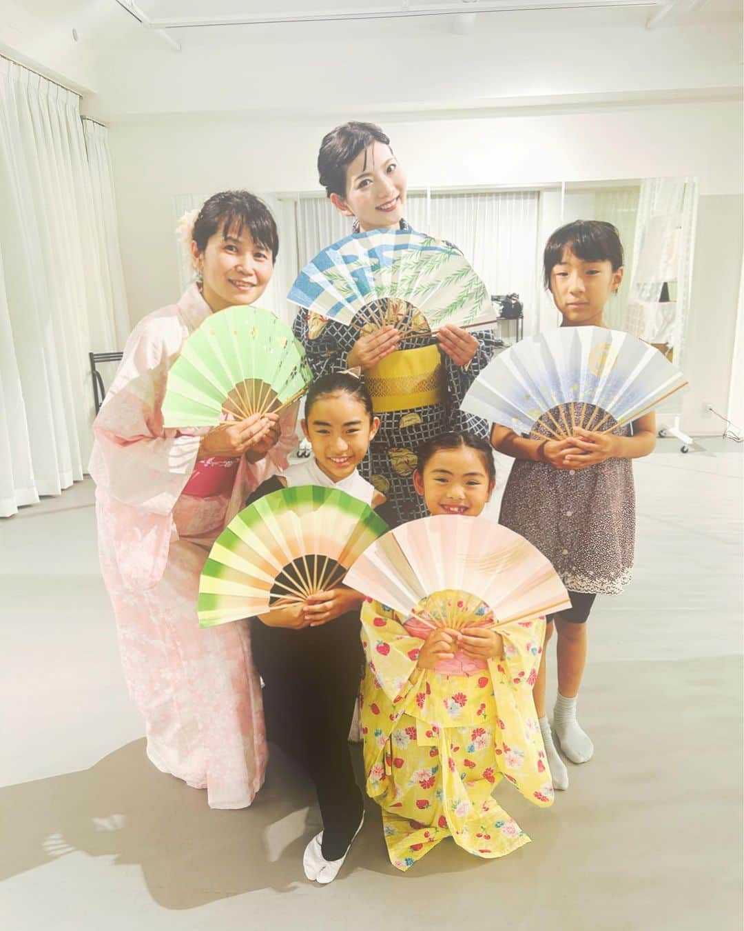 美蘭レンナさんのインスタグラム写真 - (美蘭レンナInstagram)「👘🪭🩰💃👘 . . . 7月8日第2回にちビューWS、無事に終了しました😊💓 ご参加くださった皆さま有難うございました❤️ 今回は、花組さんの「はいからさんが通る」の "大正浪漫恋歌"を振付し、お扇子を使って踊りました🪭🪭  初めてのお扇子さばきも 皆さんばっちりで踊ってくれました☺️  あとでWS見てくれてたイベントの方々から、 日舞もお扇子使いも始めての方ばかりですってお伝えしたら、 参加組の習得の速さにびっくりされてました😍😍　 うふふ☺️♡♡♡  ブランドさん達と、 色々お話出来てとても勉強になりましたし、 お会いできてとても嬉しかったです❤️  私も沢山可愛い商品をgetしました☺️☺️☺️  場所や日程はまだ決まっていないですが、 9月下旬の土日のどこかで第3回WS開催予定です😍✨✨  またぜひご参加頂けたら嬉しいです☺️☺️☺️ 幸せな時間をありがとうございました😊 . . . #日本舞踊#レビュー#宝塚 #ワークショップ#ws#バレエ#イベント #花組#はいからさんが通る」7月11日 17時54分 - renna_miran33