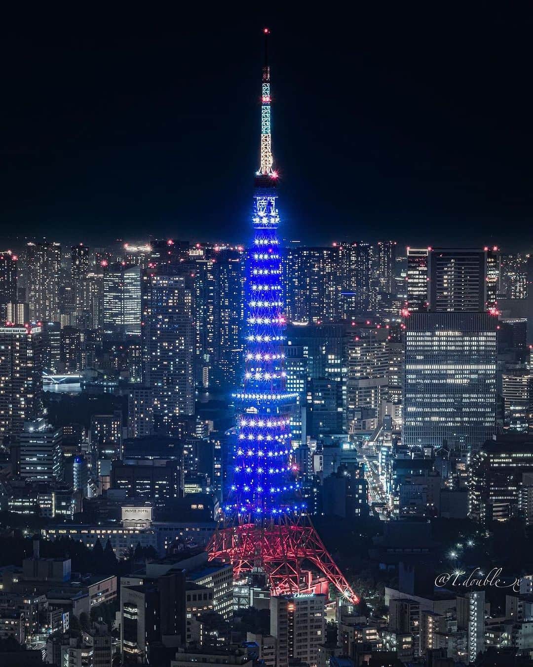 東京タワーさんのインスタグラム写真 - (東京タワーInstagram)「. 毎週月曜日20時〜22時まで 2時間限定で点灯する インフィニティ・ダイヤモンドヴェールの レギュラーライトアップ✨   昨日は、7月のカラー 海色（Sea Blue）が点灯されました！   本日は、Your Toky Tower🗼から @t.double.x さんのお写真をご紹介！   東京の夜景をバックに 海色に輝く東京タワーが神秘的ですね〜✨   素敵なお写真をありがとうございました😊   ちなみに、皆さんはこの夏 海に行く予定はありますか！？  --------------------------------  【 お知らせ 】  メインデッキの夜景を彩る 季節のプロジェクションマッピング 夜景に広がる夏の情景  TOKYO TOWER CITY LIGHT FANTASIA ~Summer landscape 2023~開催中！  詳細はプロフィールの ストーリーズハイライト「CLF」から↓↓↓ @tokyotower_official  --------------------------------  #東京タワー #東京タワー🗼  #tokyotower  #tokyotower🗼  #夜景 #東京夜景  #nightview  #ライトアップ #lightup」7月11日 17時54分 - tokyotower_official