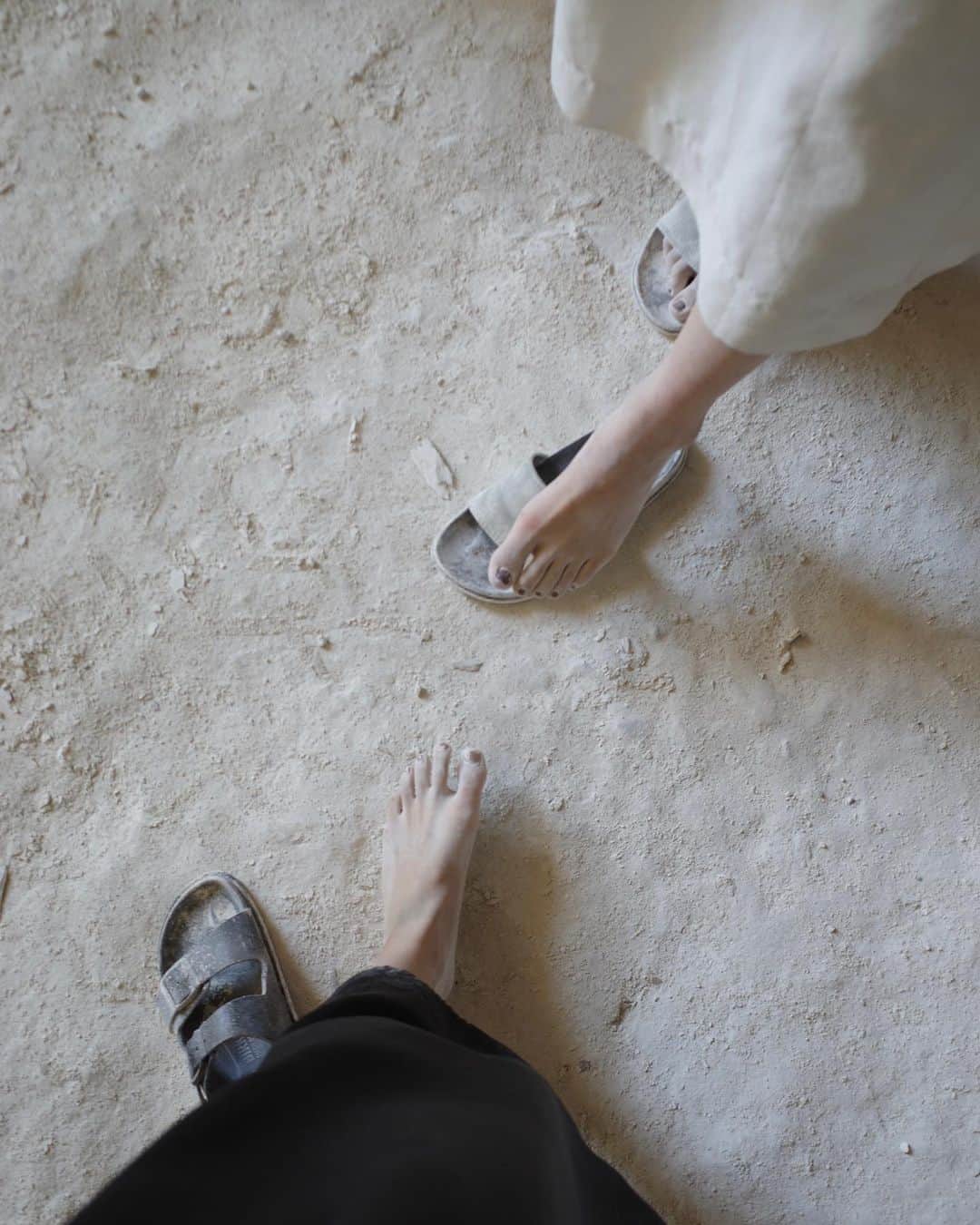 黒河内真衣子さんのインスタグラム写真 - (黒河内真衣子Instagram)「南仏Arlesで過ごした、初夏の記憶から沢山の白のグラデーションのコレクションを作りました。 Arlesはしろい。街中が石灰岩で壁も床も天井も、しろい。いつのまにか細かな粒子の粉が、いつもの黒い洋服達について、足や生地におしろいをぽんぽん、とはたいた様に白くなった。その様子が綺麗だなぁ、こんな生地が作ってみたいなぁと妄想していました。 パウダー感のある粉っぽい生地。指でなぞると少し起毛していたり、かさかさと紙のようだったり、しっとりしたり。いろんなテクスチャーを揃えました。 秋冬の立ち上がりとはいえ、猛暑の毎日です。そんな暑い夏の日を、さらっと過ごせる様に、そしてまたこれを着て、あの街に戻れる様に、と願ってつくりました。 皆様の夏の旅のお供となります様に。 今シーズンもよろしくお願い致します。 　  #mamekurogouchi  #23pf」7月11日 17時56分 - mamekurogouchi