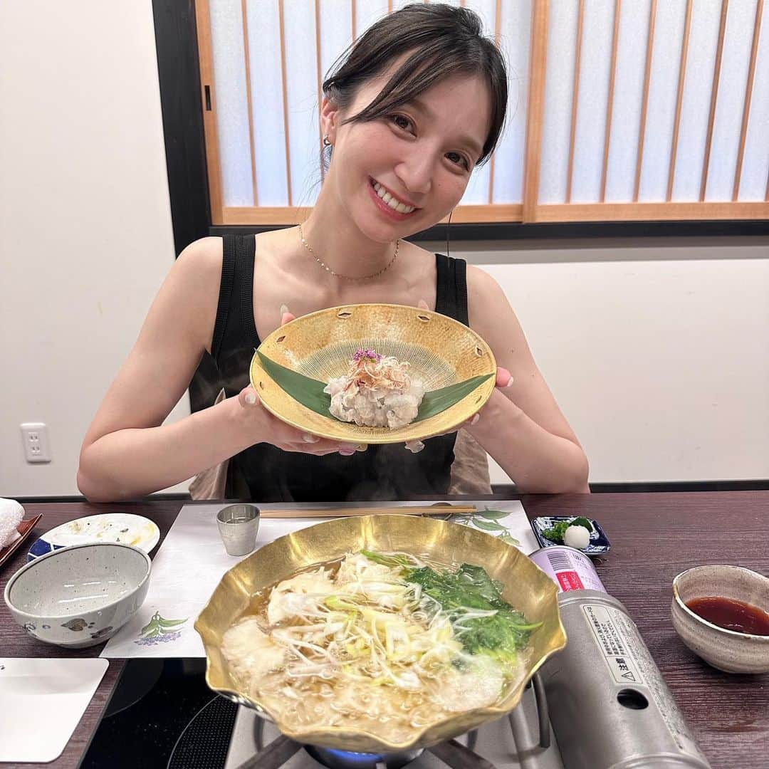 芹那のインスタグラム：「ハモしゃぶいただきました🤤😮‍💨💕 @yururikappou_fujishige  美味しすぎて次の日お腹空いたけど何も食べたいもの思いつかなくて、ハモしゃぶしか食べたくない胃になっちゃった🤭🫣🤭🫣 ずっとなっつとハモしゃぶおいしかったあって言っていた🫧 あとなっつが鮎食べれないって言ってたけど騙されたと思って食べてって言って食べてみてもらったら 顔から尻尾までペロリだった😆😆😆藤茂さんとっても美味しい😋日本酒たくさん飲めた🍶💕💕  なっつと水族館巡りをしていて、いつか海遊館行こうって話していたのが２０年越しくらいに達成できた😆😆😆京都水族館もいけた❣️」