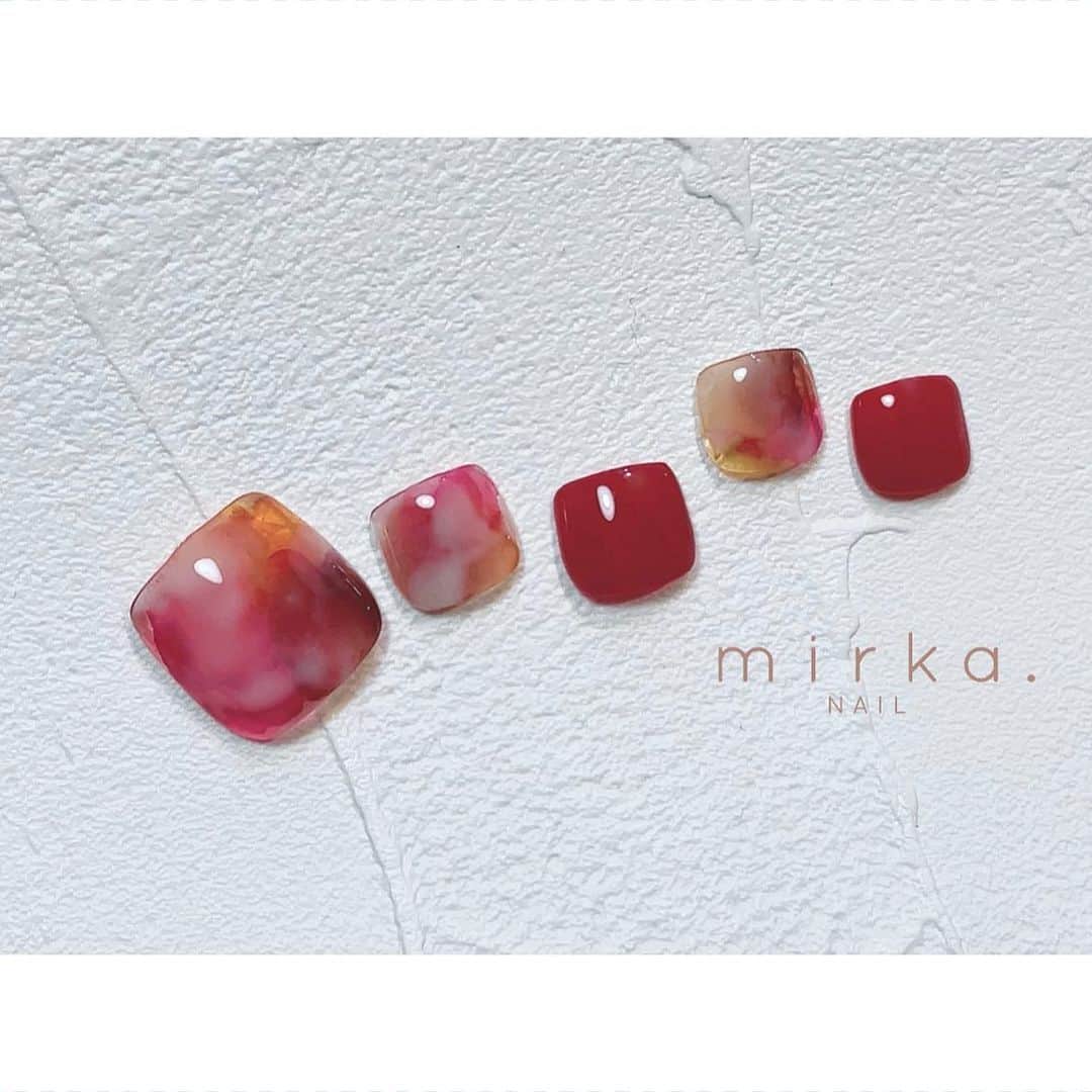 mirka. NAIL(ミルカネイル)のインスタグラム：「⁡ ⁡ new !! ⁡ ⁡ ⁡ フットのサンプルですが ハンドにしてもかわいいですよ♡ ⁡ ⁡ #mirkanailsample ………………………………………………………… ⁡ ご予約、お問い合わせは LINE ID⇒ @mirka.nail (@含む)まで。 ⁡ ご新規様はハイライトの「ご案内」と「ご予約方法」を必ずお読みいただいてからご予約くださいますようお願いいたします。 空き状況や詳細はLINEの投稿からご確認ください。 ⁡ ⁡ ⁡ ⁡ #mirkanail#nails#nail#nailart#naildesign #ショートネイル#ネイルアート#ネイルデザイン#大人ネイル#シンプルネイル#オフィスネイル#ニュアンスネイル#ナチュラルネイル#カジュアルネイル#ショートネイルデザイン#美甲#夏ネイル#夏ネイル2023 #プライベートサロン#プライベートネイルサロン#東京ネイルサロン#東京ネイル#江東区ネイルサロン#森下#清澄白河 ⁡#footnail#pedicure #フットネイル#ペディキュア」