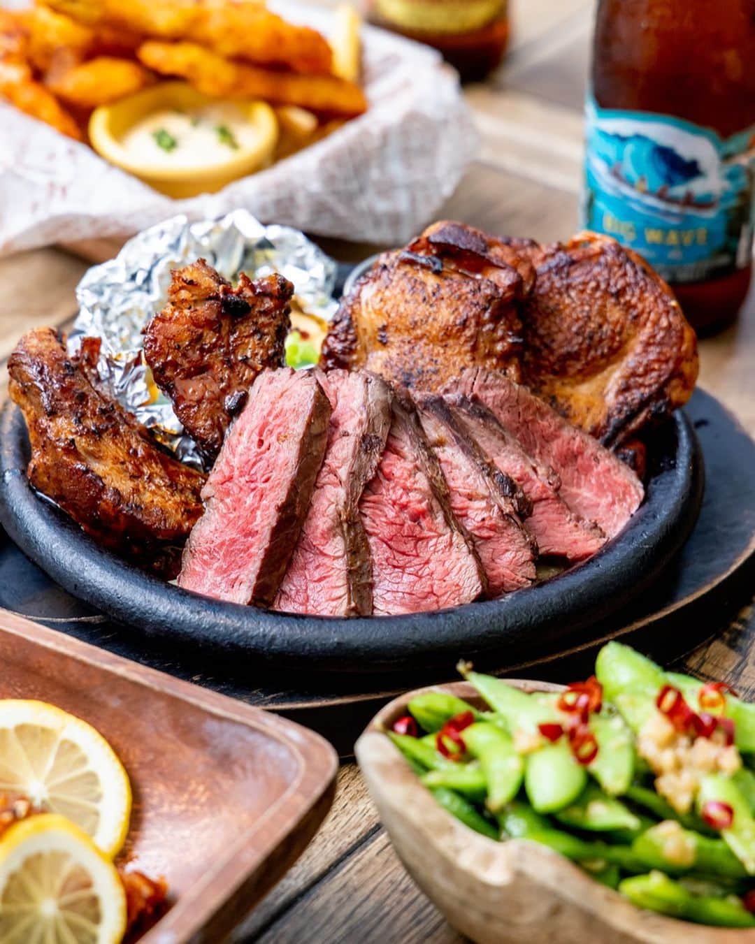 のインスタグラム：「もう食べた？ハワイアンBBQコンボ🍖🔥 ワンプレートでハワイを満喫できてボリューム満点🏄🏼‍♀️ ぜひ、ご家族やお友達とハワイ気分を味わってみてください🏝️  @alohatable_waikiki  #アロハテーブル #alohatable  #ハワイ #hawaii #ハワイ好き #ハワイナンバーワンロコモコ  #ハワイ好きな人と繋がりたい  #カフェ部 #カフェ巡り #テラス席があるお店 #zetton #仙台カフェ #大宮カフェ #代官山カフェ #中目黒カフェ #飯田橋カフェ #大崎カフェ #豊洲カフェ #横浜カフェ #みなとみらいカフェ #湘南カフェ #海老名カフェ #千葉カフェ #金山カフェ #星が丘カフェ #天王寺カフェ」