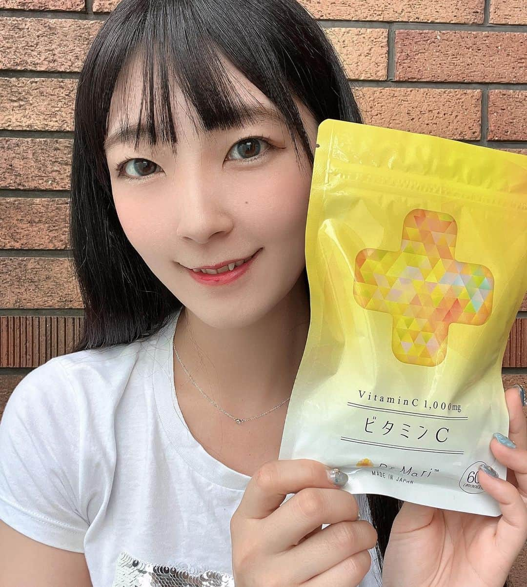 服部彩香のインスタグラム：「【@naturelife_beauty 】さんの いつでもどこでも食べられるチュアブルタイプの 高濃度ビタミンC🍋 .*゜ 一日の推奨量2粒で高品質なイギリス産ビタミンC1,000mg配合！ 排出されやすいビタミンCだからこそ いつでもどこでも水なしてお菓子感覚で食べられるのか嬉しいです♪  公式のオンラインサイトの他にAmazonや楽天でも購入可能👜︎⸝‍⋆ これからも美容の為に気軽に取り入れて行きたいな🪄︎︎ . #pr #ナチュレライフのドクターマリービタミンC  #ドクターマリー  #DrMari  #ドクターマリービタミンC  #医師監修サプリメント  #ビタミンC  #高濃度ビタミンC  #ビタミンサプリ  #ビタミンCサプリ  #内側からケア  #美味しく栄養補給  #美容ルーティン  #美白ルーティン  #美白肌  #ナチュレライフ」