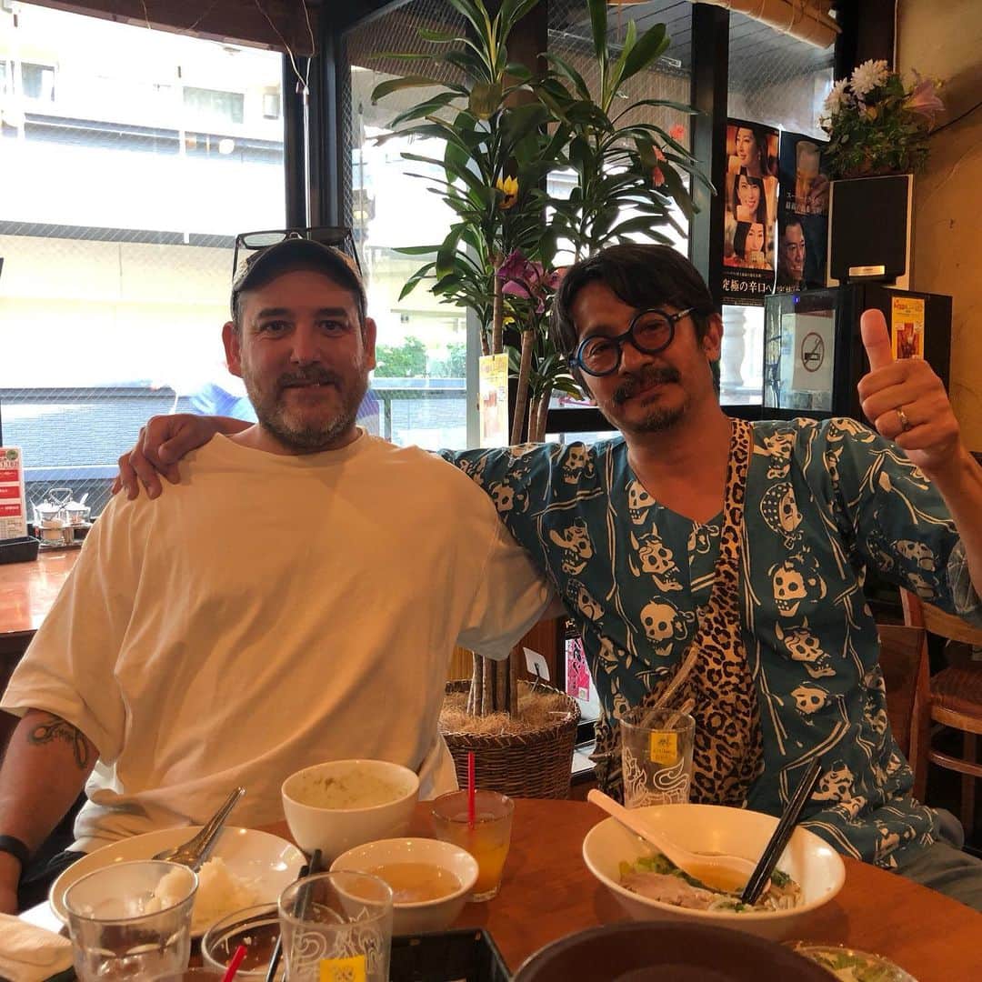 石塚啓次のインスタグラム：「ヤバっ見つかってもうた！ 帰国の連絡してないのに中目黒の裏通り歩いてたら偶然会ってもうた、、、 すまんなアルヘンティーノのベット！ やっぱり会って飲む運命なんやな！ AMIGOS PARA SIEMPRE  また飲もうぜ！  #石塚啓次 #YouTube #宵宵祇園  #yoiyoigion  #ブエナビスタデポルテ #buenavistadeporte #バルセロナ」
