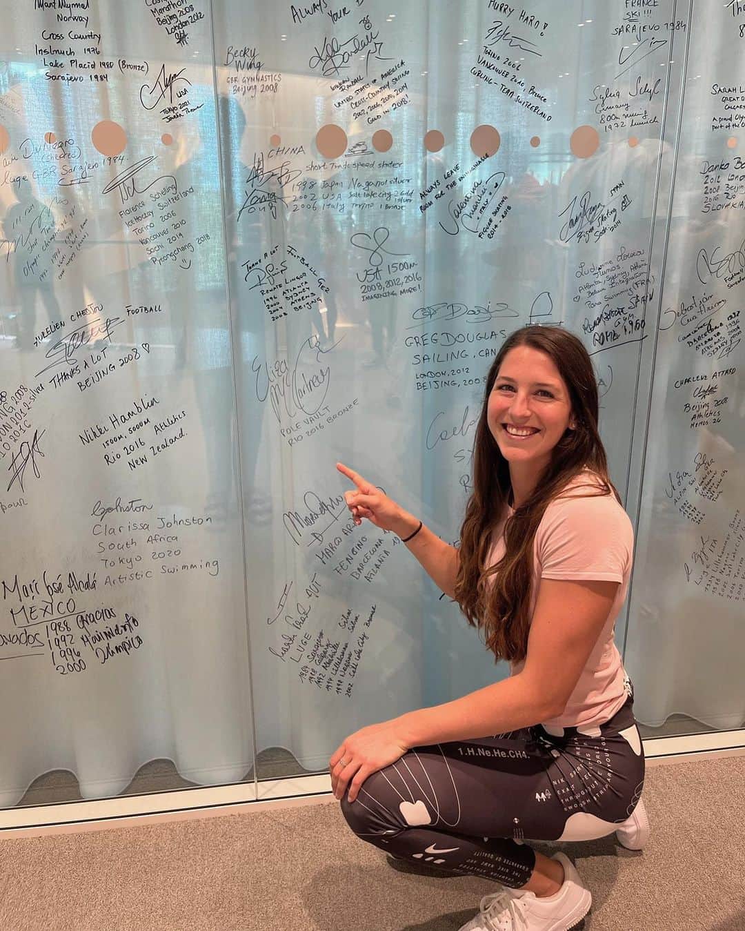 エリザ・マッカートニーのインスタグラム：「Life in Europe lately 🌞  1. Being welcomed back to the Olympic House 2. Fresh kit 3. Lakeside in Lausanne 4. Finally found a good flat white 5. Support crew in Lausanne 🥰 6. Pausing the long distance relationship for a second 7. Comp day coffee in Barcelona 8. Gaudí on point 9. Heaven」
