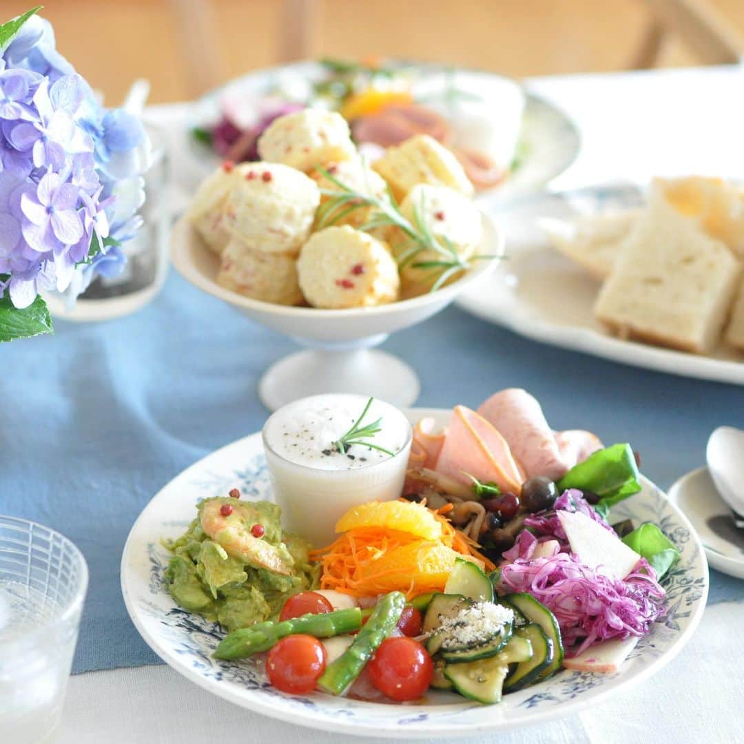 のインスタグラム：「2023.7.11  + 今日は 我が家で米粉のシフォンを お友達と焼きました♪ 無事に焼けてよかった^^ ・ ランチはおふたりが 作ってきてくれたデリ。 どれもお店みたく 美味しくって幸せ〜♡ ・ デザートはシフォンに これまたお友達作の フルーツのスイーツ。 ・ おしゃべりも楽しくって あっという間の1日でした♪ ・ thanks♡ @cocoandmarron さん @norip_miarin さん」