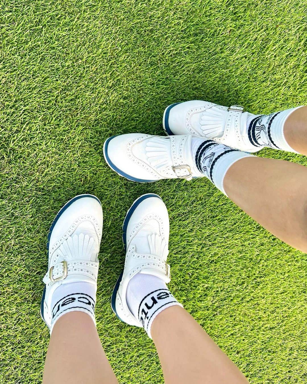 のインスタグラム：「茜ちゃんとお揃いのシューズ☺️ 全て革で作られてるので大事に履いてます✨ デザインも可愛くて軽くて歩きやすいからとてもお気に入り✨☺️ #ゴルフシューズ#ゴルファー#ノーベプントドゥーエ」