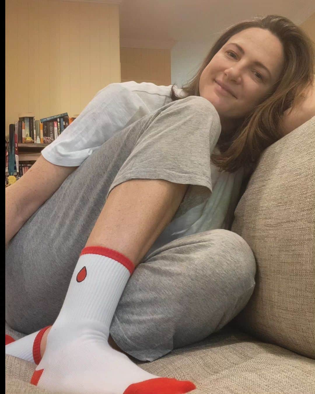 ケイト・キャンベルのインスタグラム：「It's still bloody cold in the mornings, which is a great reason to invest in some  bloody good socks! @sharethedignityaustralia is trying to end period poverty in Australia. Right now there are women and girls who can't afford period products, some are using toilet paper or cutting pads in half to make them last longer. Click the link in their bio or head to their website to grab yourself a pair and help support this incredible charity 🩸🥰 #bloodygoodsocks #periodpoverty #sharethedignity」